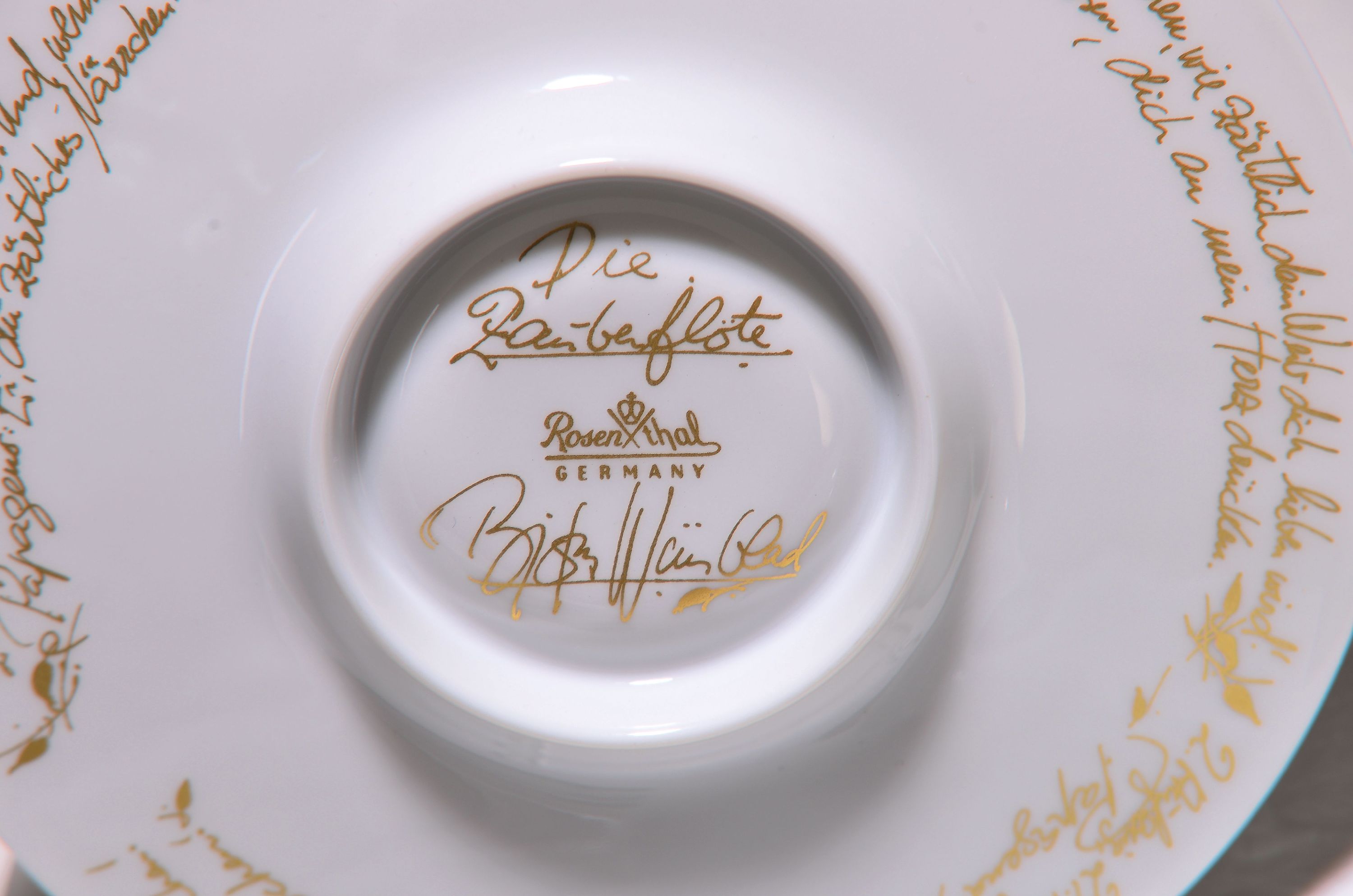 Detail a: Serviceteile, Rosenthal, Entw. Björn Wiinblad, Zauberflöte, Weißporzellan, figürliche Reliefzier, Vase, Deckeldose, großer Aschenbecher, 6 ...