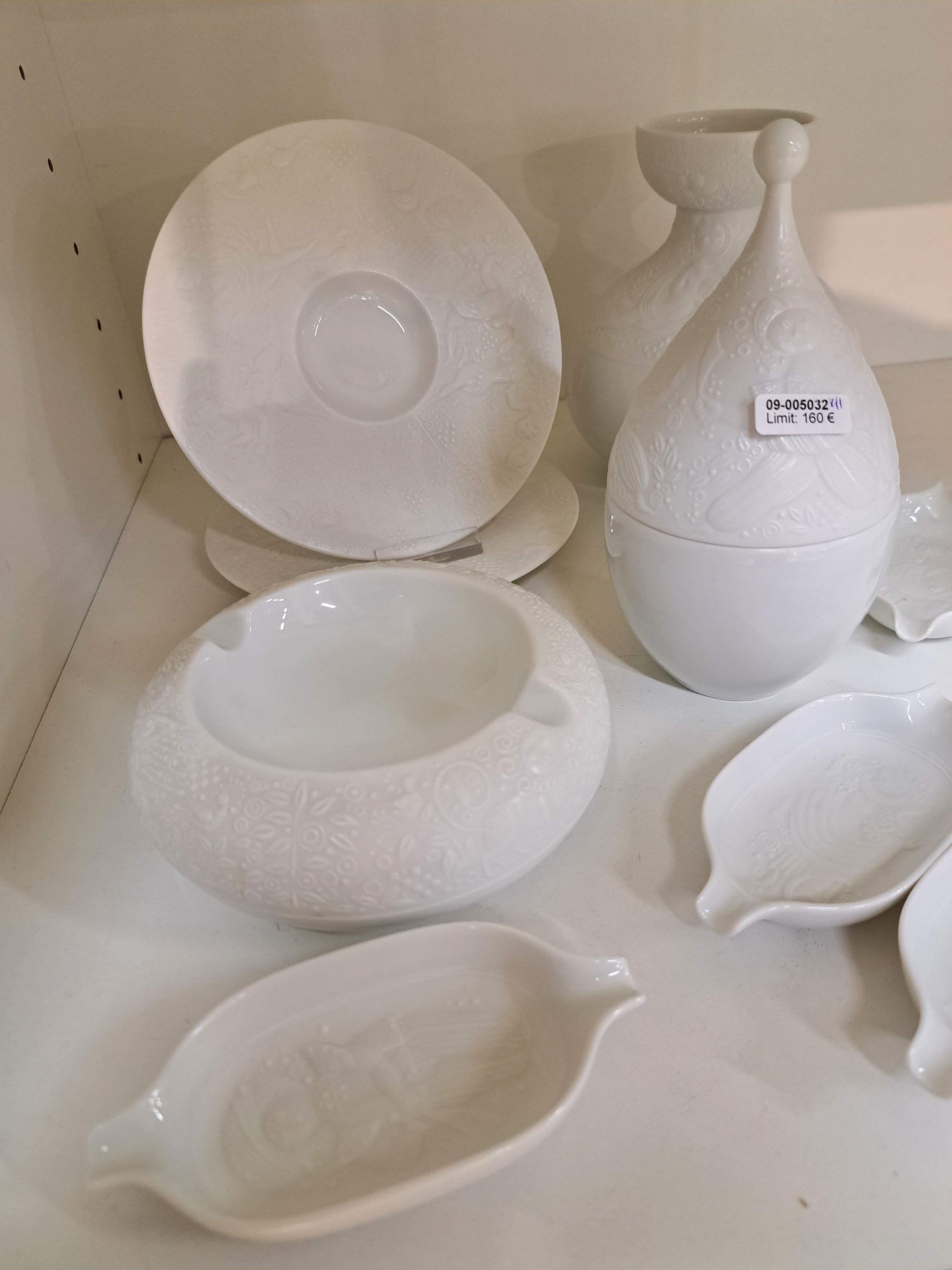 Detail e: Serviceteile, Rosenthal, Entw. Björn Wiinblad, Zauberflöte, Weißporzellan, figürliche Reliefzier, Vase, Deckeldose, großer Aschenbecher, 6 ...