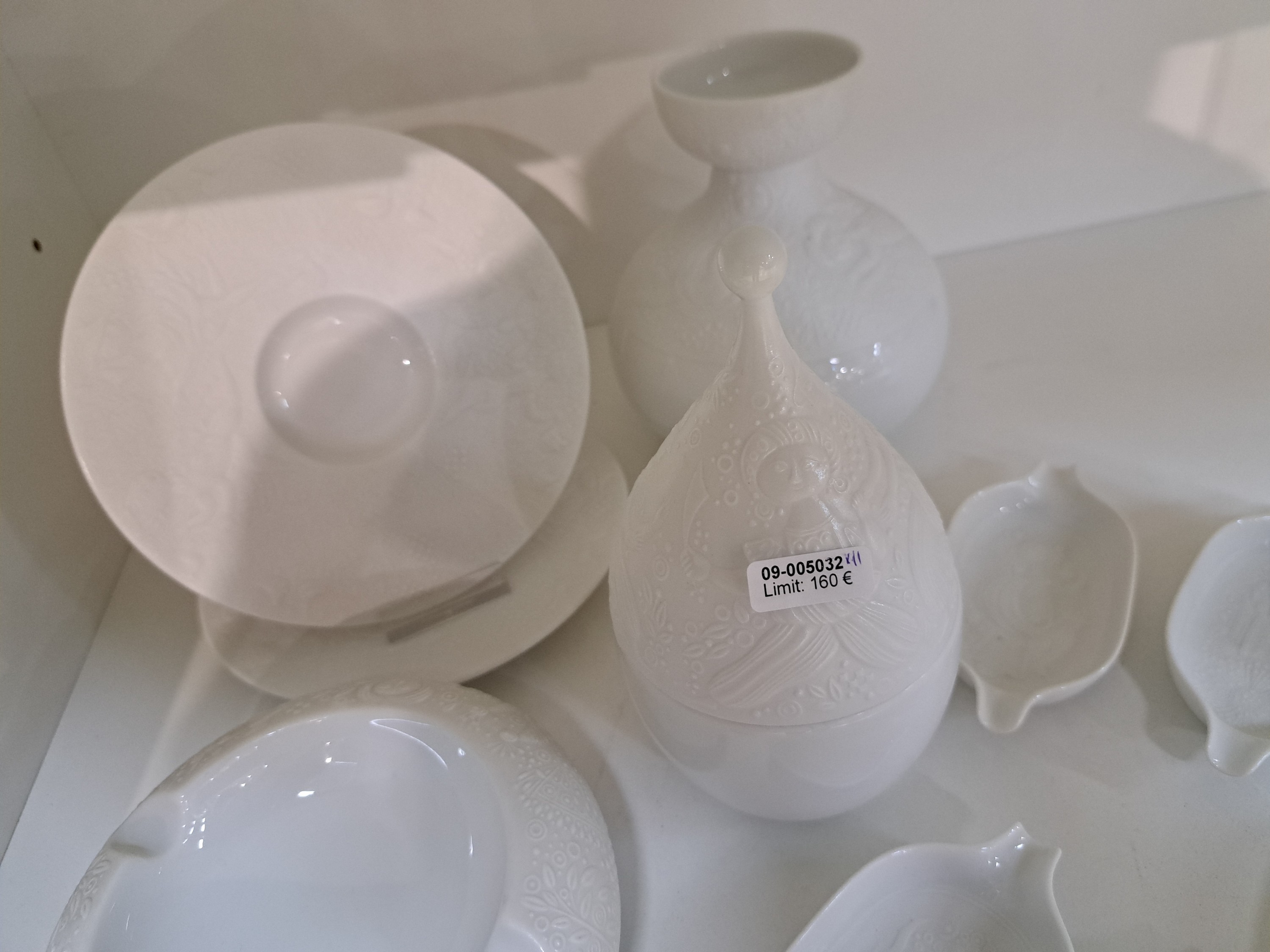 Detail f: Serviceteile, Rosenthal, Entw. Björn Wiinblad, Zauberflöte, Weißporzellan, figürliche Reliefzier, Vase, Deckeldose, großer Aschenbecher, 6 ...