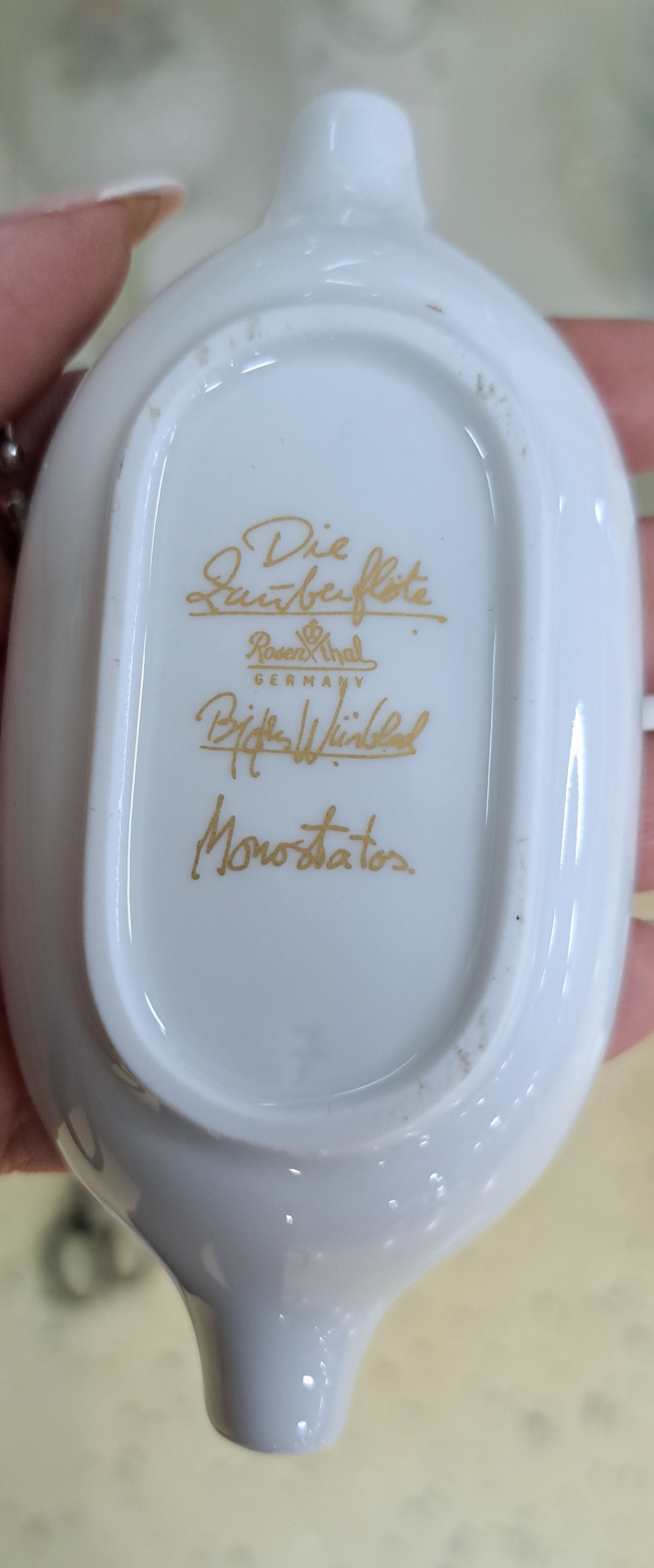 Detail g: Serviceteile, Rosenthal, Entw. Björn Wiinblad, Zauberflöte, Weißporzellan, figürliche Reliefzier, Vase, Deckeldose, großer Aschenbecher, 6 ...