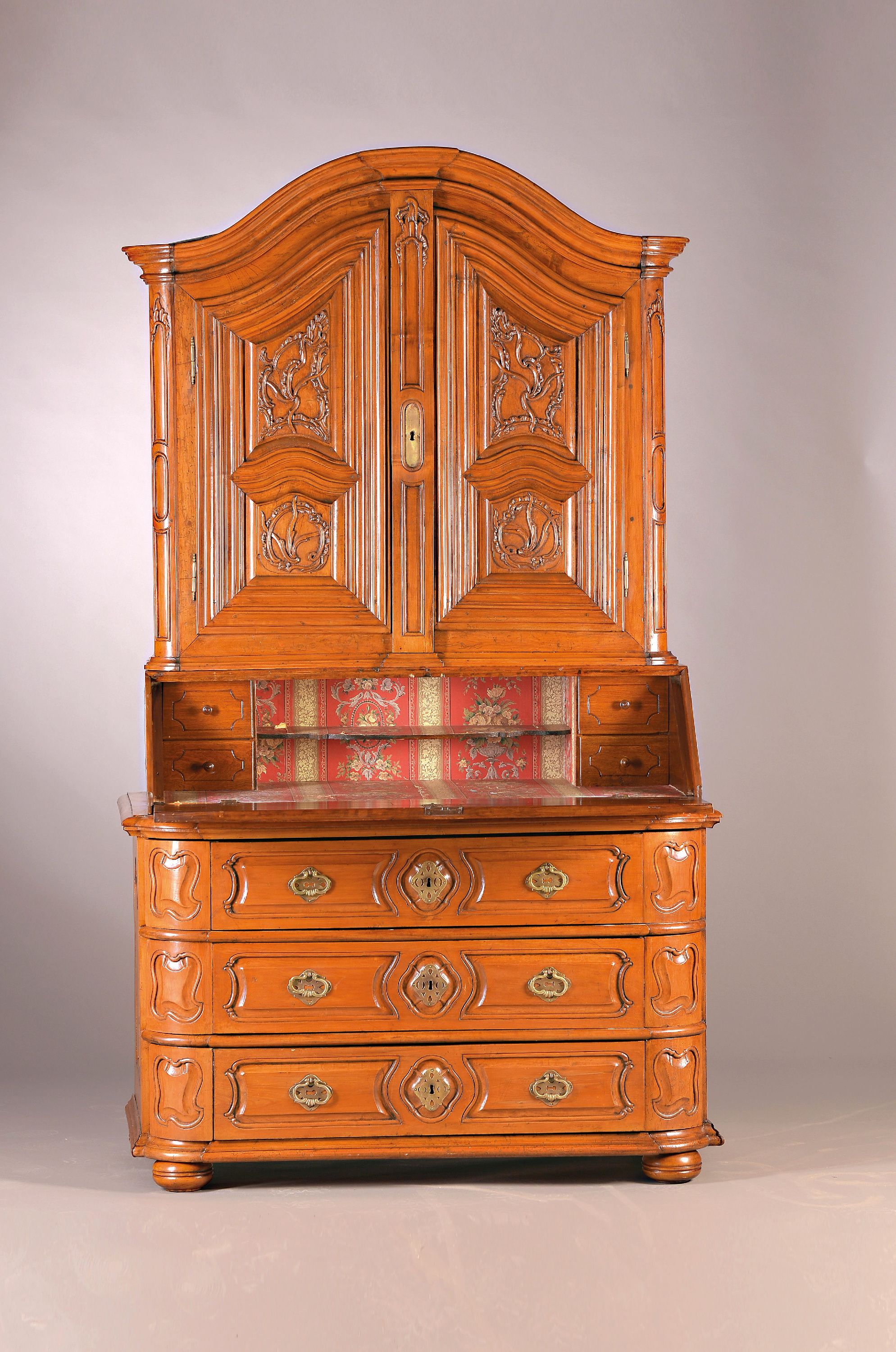 Detail a: Barock-Sekretär, um 1730/50, Kirschbaum massiv, dreischübige Kommode an den Ecken abgerundet, Sekretäraufsatz kassettiert mit Füllungen, Innen ...