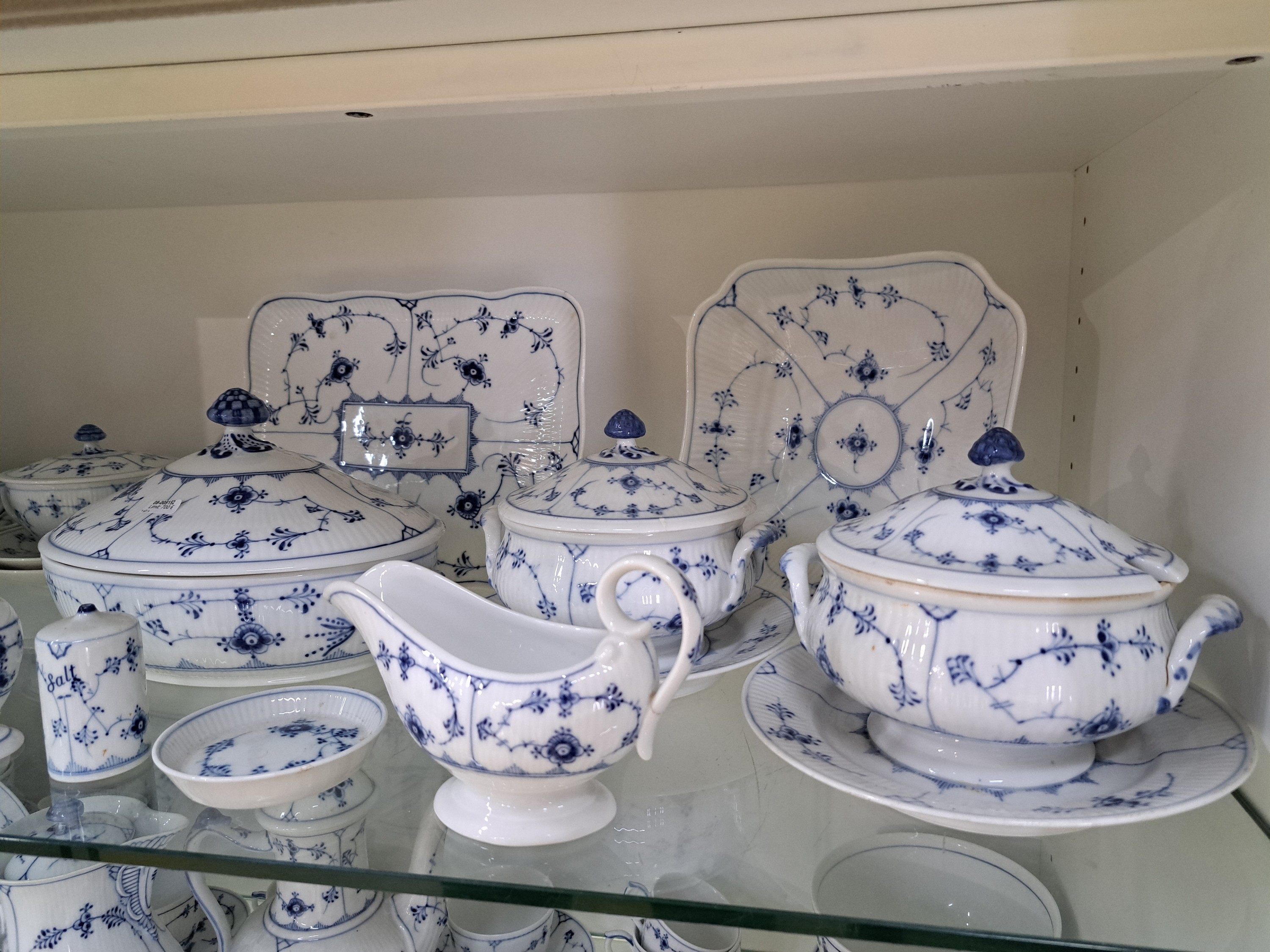 Detail b: Umfangreiches Speise und Kaffeeservice, Royal Copenhagen, nach 1923, Musselmalet, Porzellan, Teekanne, Kaffeekanne (2. Wahl), 2 Sahnegießer, ...