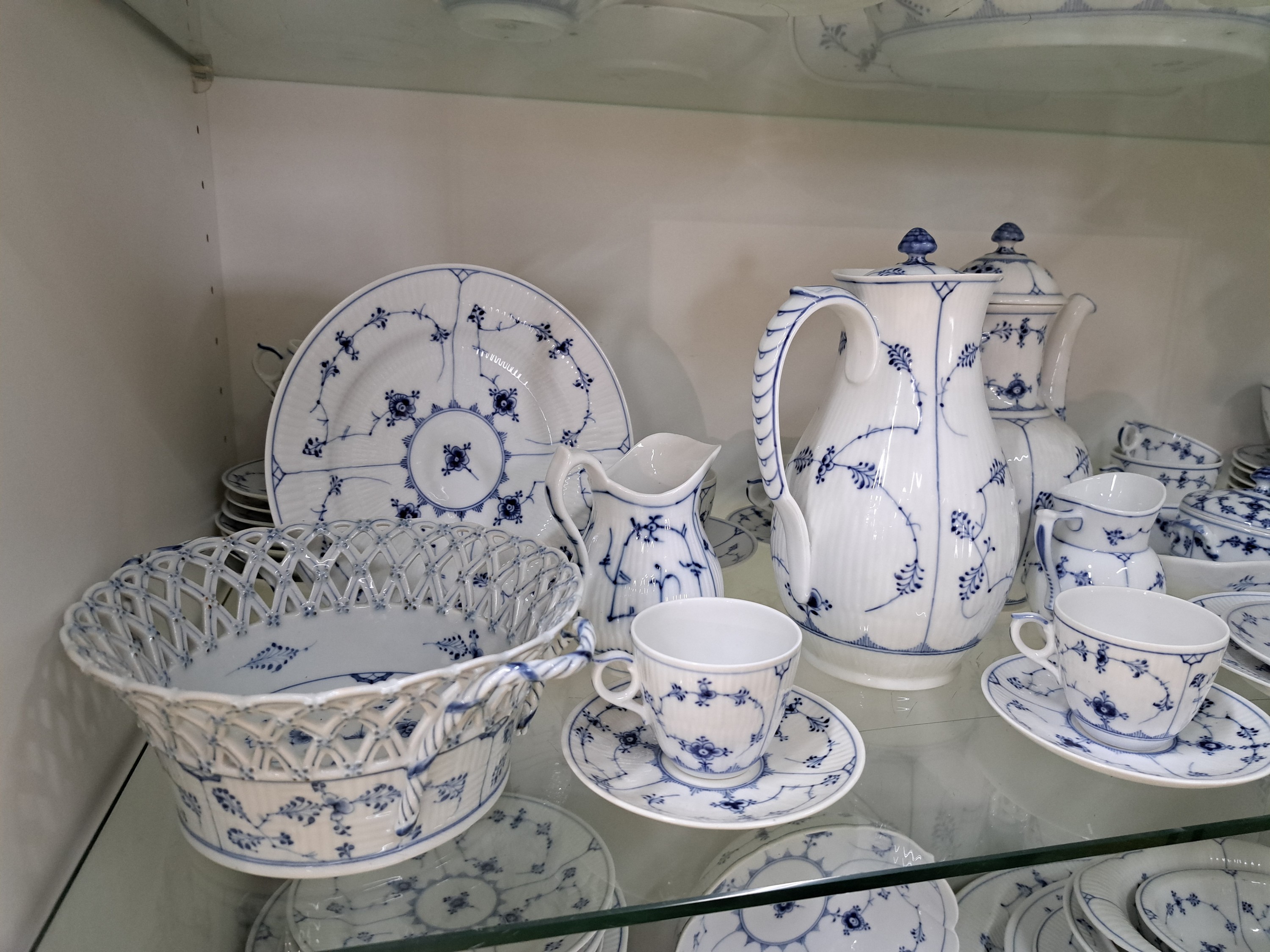 Detail c: Umfangreiches Speise und Kaffeeservice, Royal Copenhagen, nach 1923, Musselmalet, Porzellan, Teekanne, Kaffeekanne (2. Wahl), 2 Sahnegießer, ...