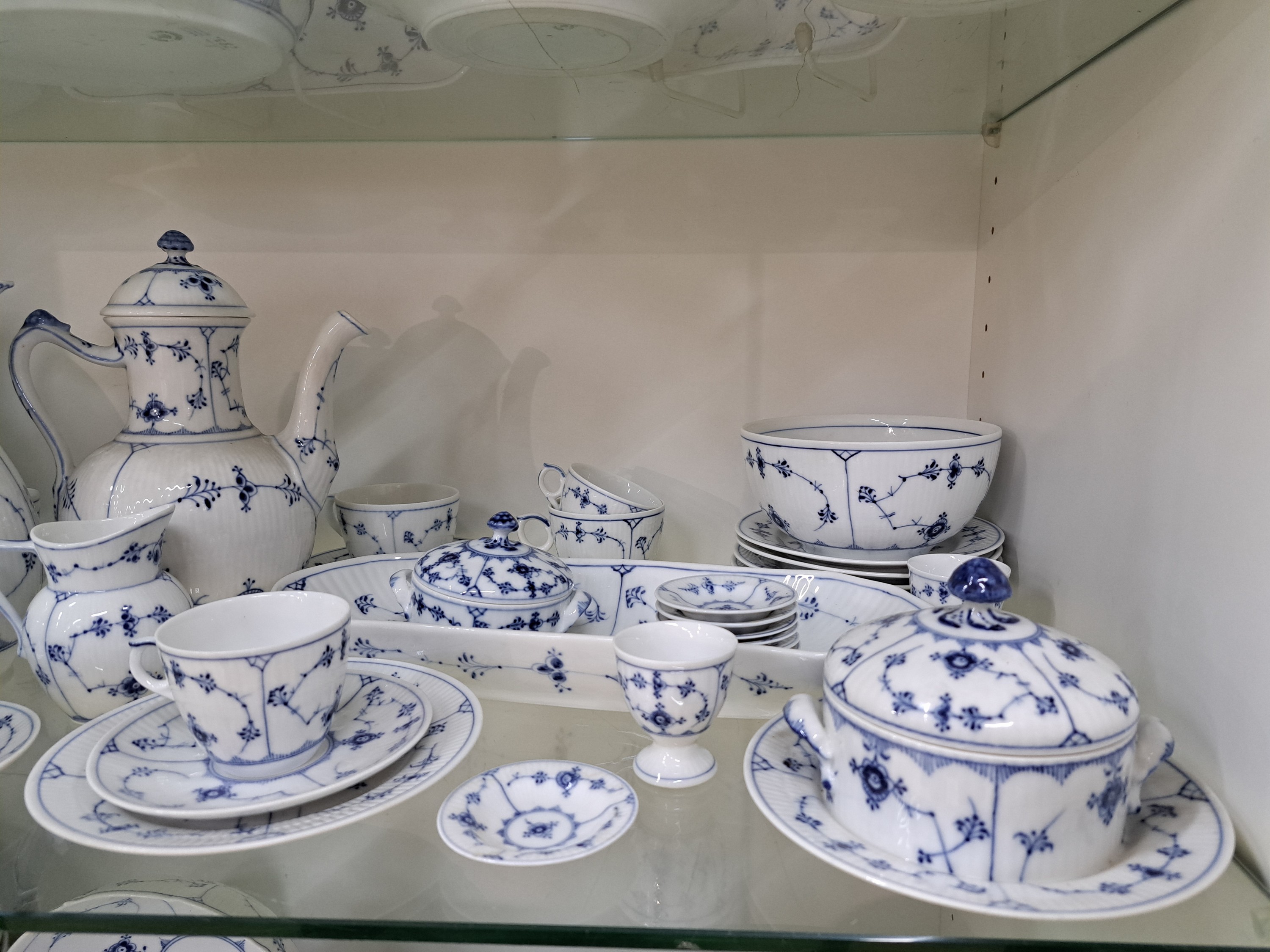 Detail d: Umfangreiches Speise und Kaffeeservice, Royal Copenhagen, nach 1923, Musselmalet, Porzellan, Teekanne, Kaffeekanne (2. Wahl), 2 Sahnegießer, ...