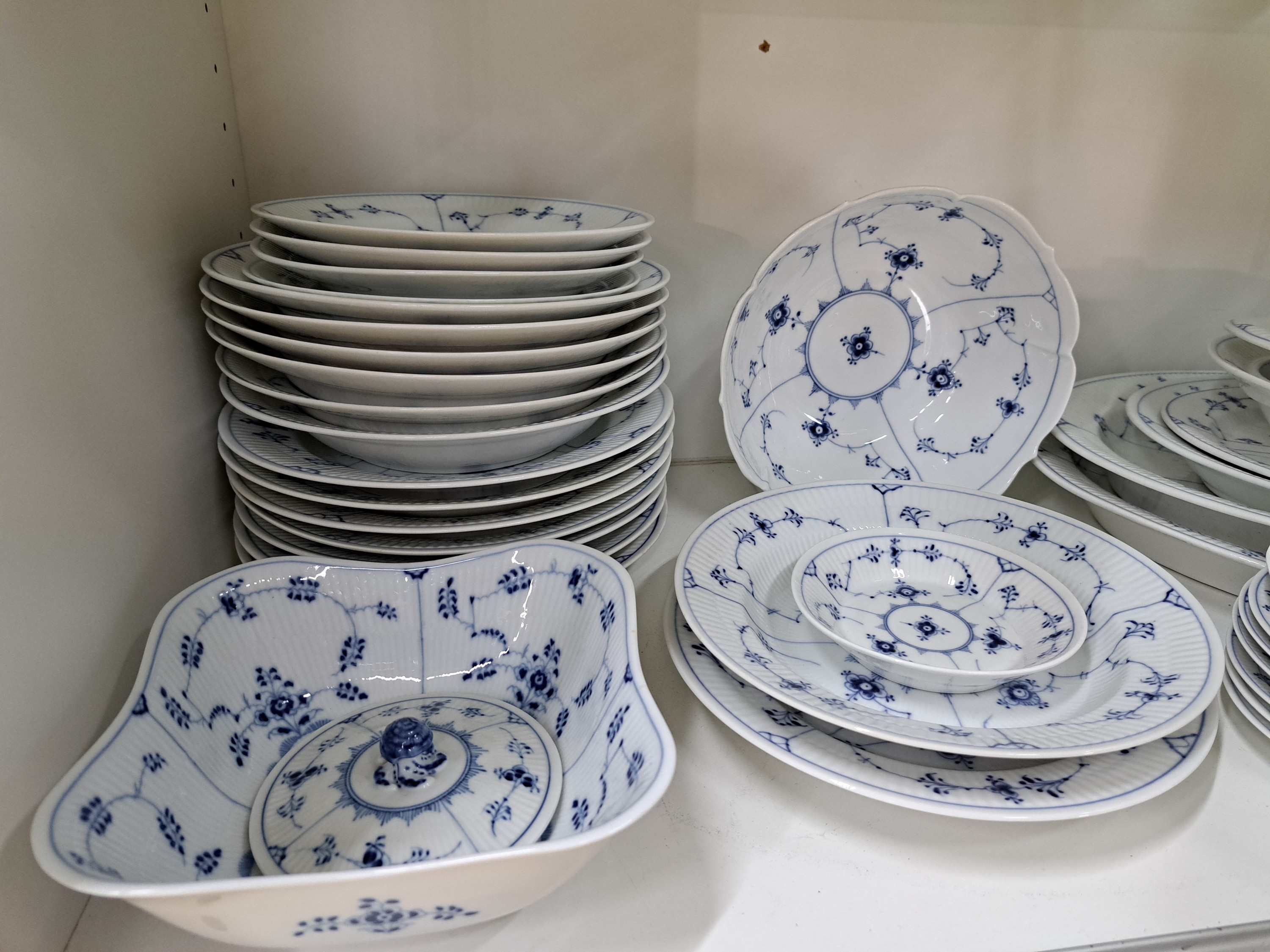 Detail e: Umfangreiches Speise und Kaffeeservice, Royal Copenhagen, nach 1923, Musselmalet, Porzellan, Teekanne, Kaffeekanne (2. Wahl), 2 Sahnegießer, ...