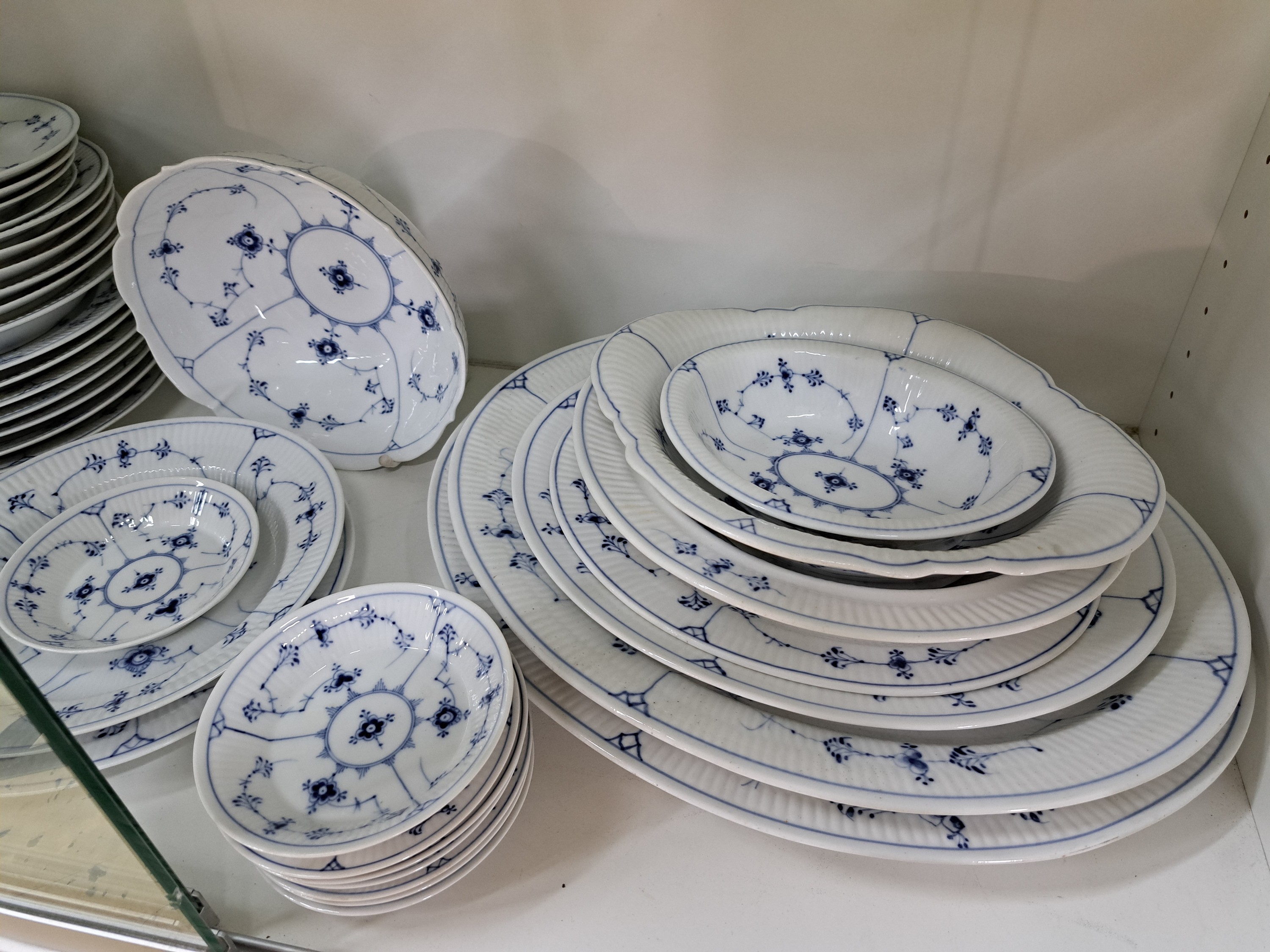 Detail f: Umfangreiches Speise und Kaffeeservice, Royal Copenhagen, nach 1923, Musselmalet, Porzellan, Teekanne, Kaffeekanne (2. Wahl), 2 Sahnegießer, ...