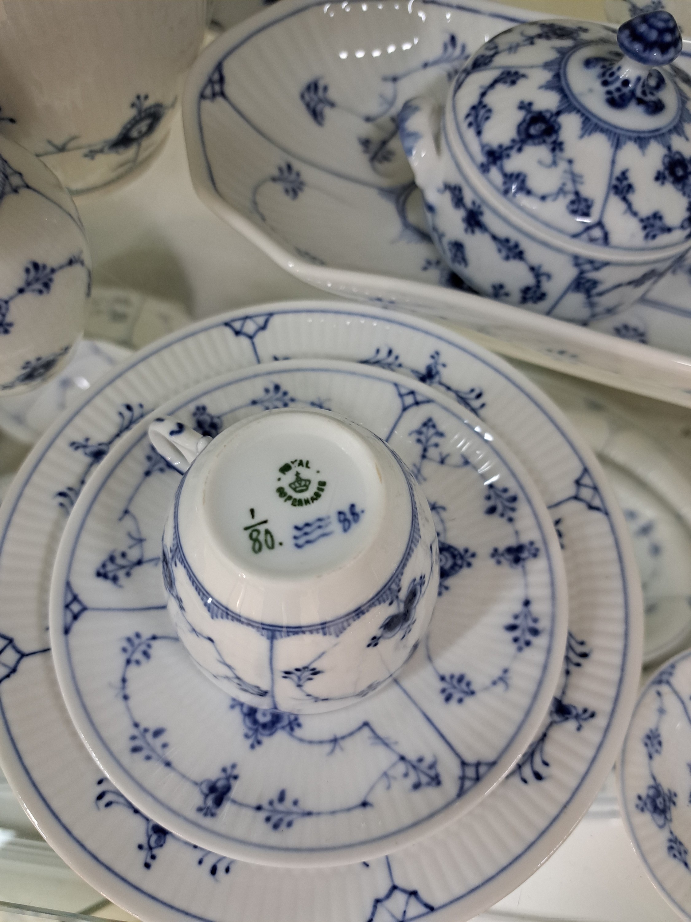 Detail g: Umfangreiches Speise und Kaffeeservice, Royal Copenhagen, nach 1923, Musselmalet, Porzellan, Teekanne, Kaffeekanne (2. Wahl), 2 Sahnegießer, ...