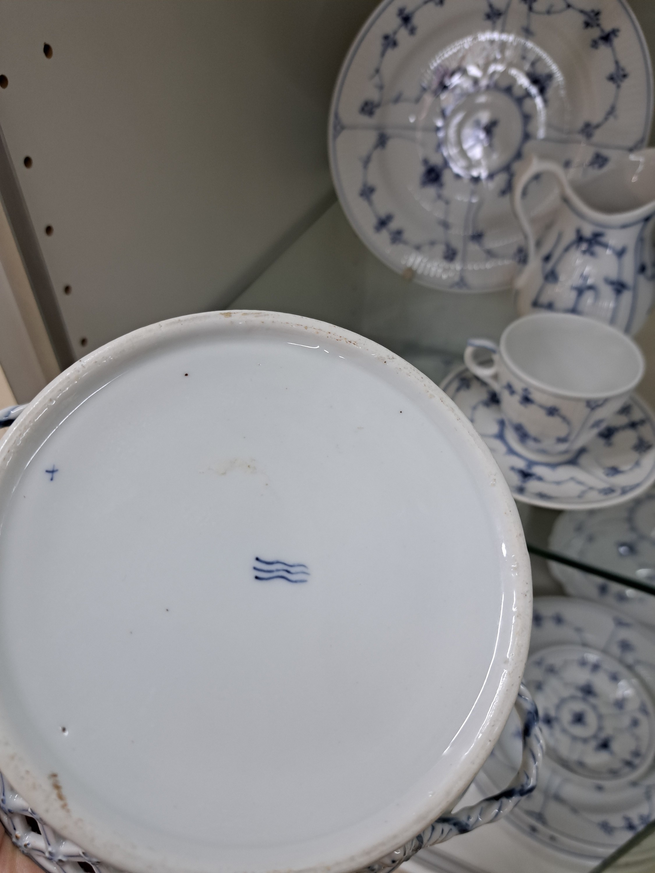 Detail i: Umfangreiches Speise und Kaffeeservice, Royal Copenhagen, nach 1923, Musselmalet, Porzellan, Teekanne, Kaffeekanne (2. Wahl), 2 Sahnegießer, ...