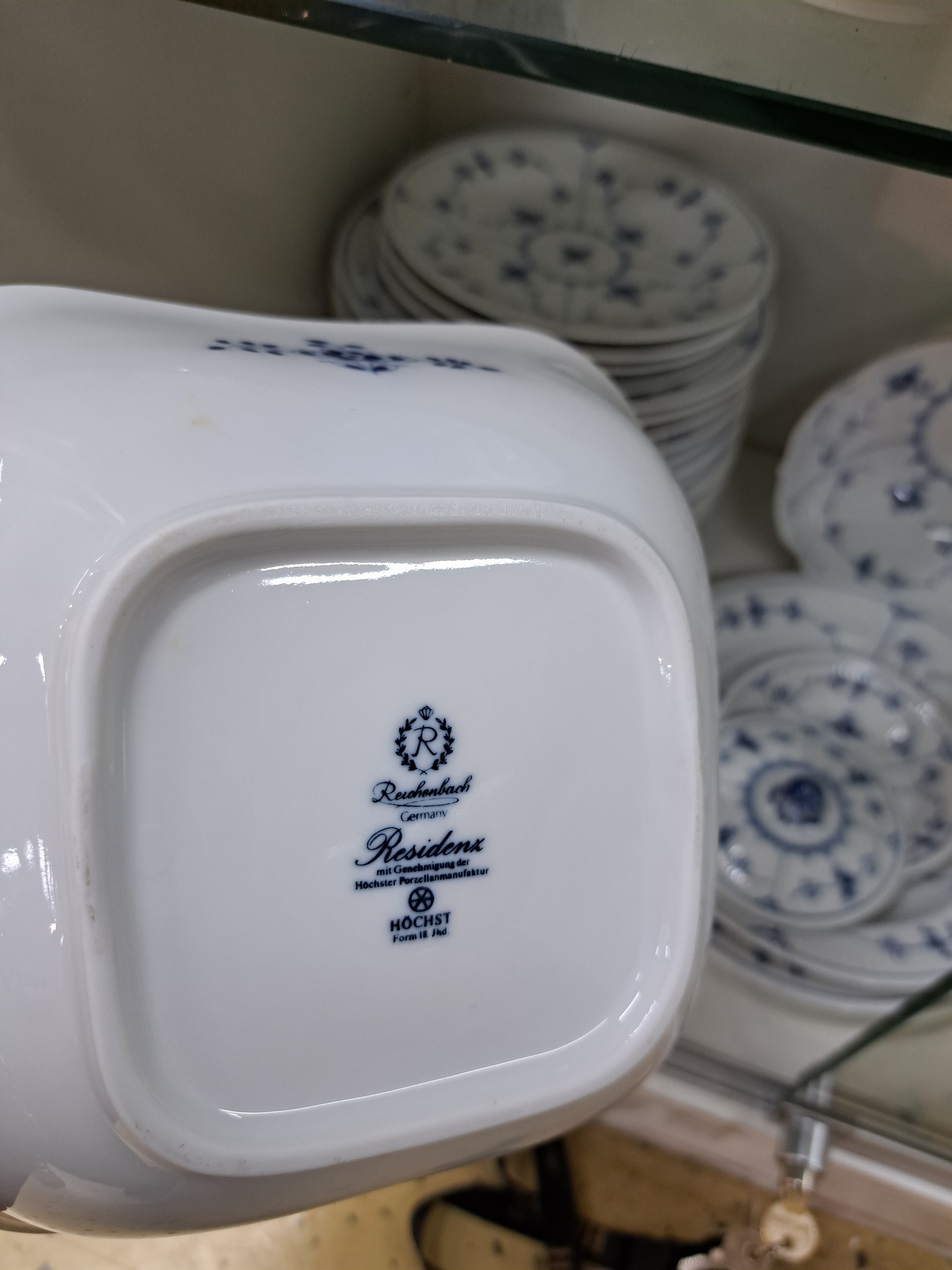 Detail j: Umfangreiches Speise und Kaffeeservice, Royal Copenhagen, nach 1923, Musselmalet, Porzellan, Teekanne, Kaffeekanne (2. Wahl), 2 Sahnegießer, ...