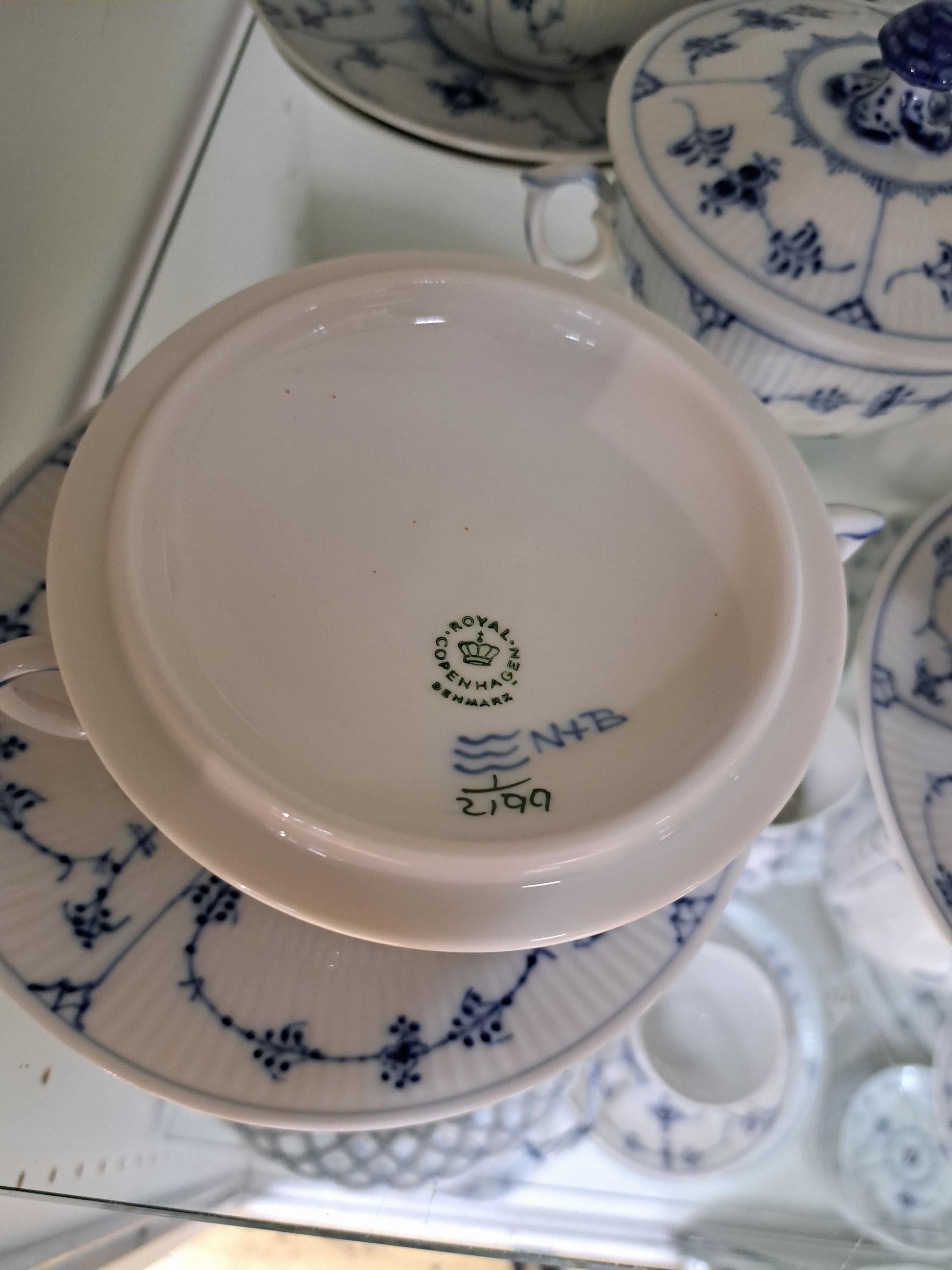 Detail k: Umfangreiches Speise und Kaffeeservice, Royal Copenhagen, nach 1923, Musselmalet, Porzellan, Teekanne, Kaffeekanne (2. Wahl), 2 Sahnegießer, ...