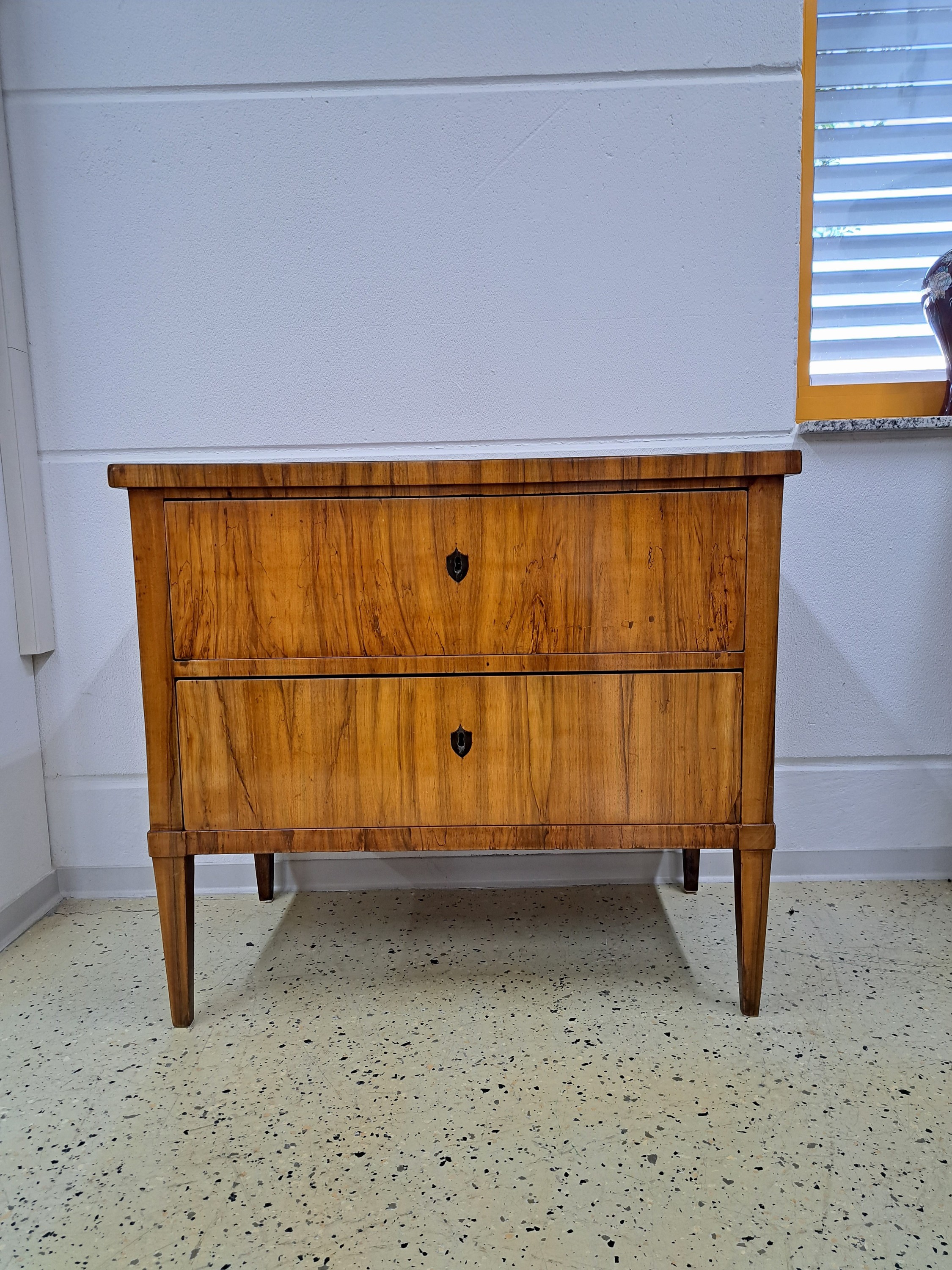 Detail a: Biedermeier Kommode, um 1820, Nußbaumfurnier, 2 Schubladen, auf spitzen Beinen, elegante Form, orig. Schlösser, 1 Schlüssel ca. 78 x 90 x 51 cm, ...