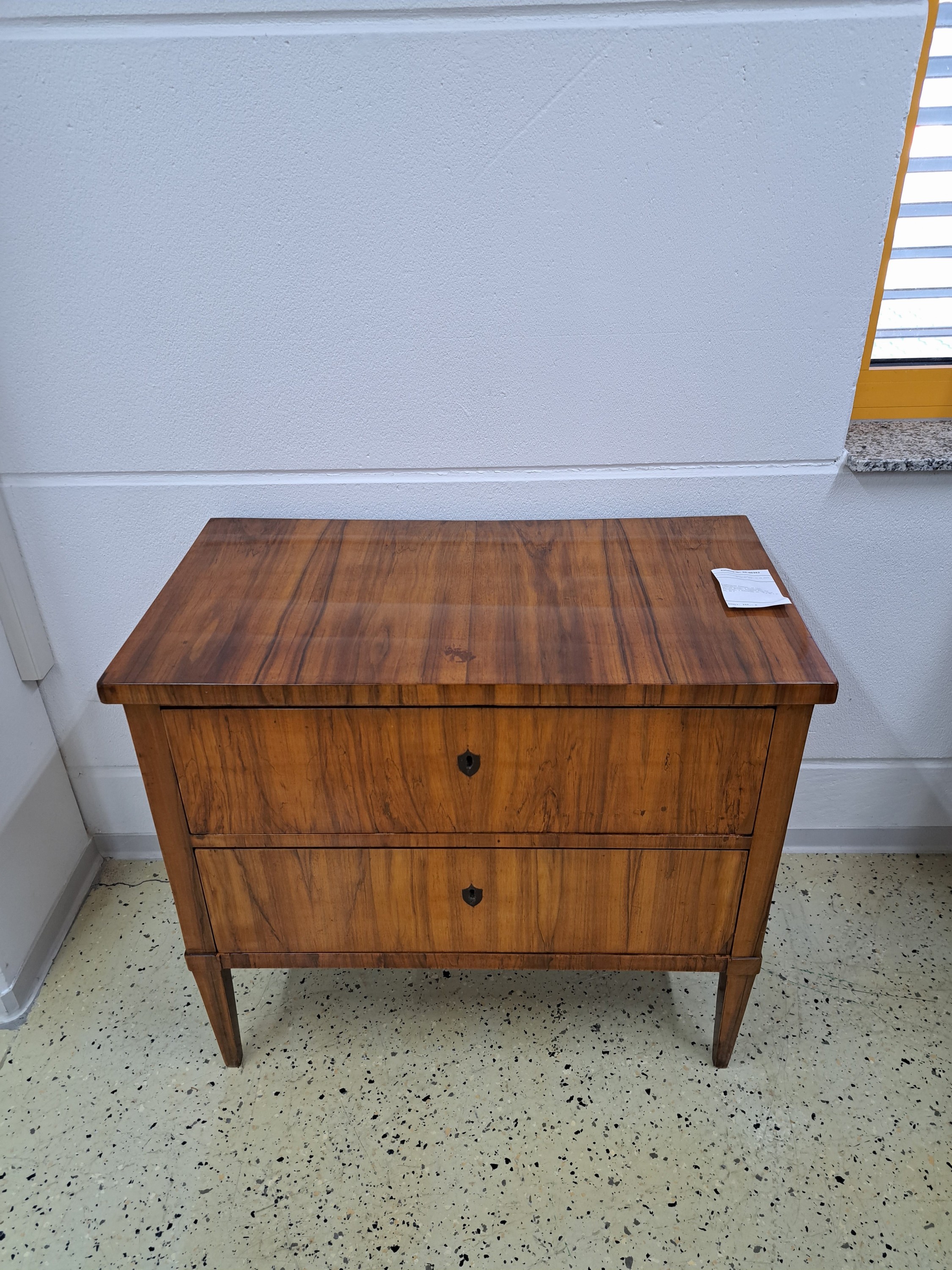 Detail b: Biedermeier Kommode, um 1820, Nußbaumfurnier, 2 Schubladen, auf spitzen Beinen, elegante Form, orig. Schlösser, 1 Schlüssel ca. 78 x 90 x 51 cm, ...