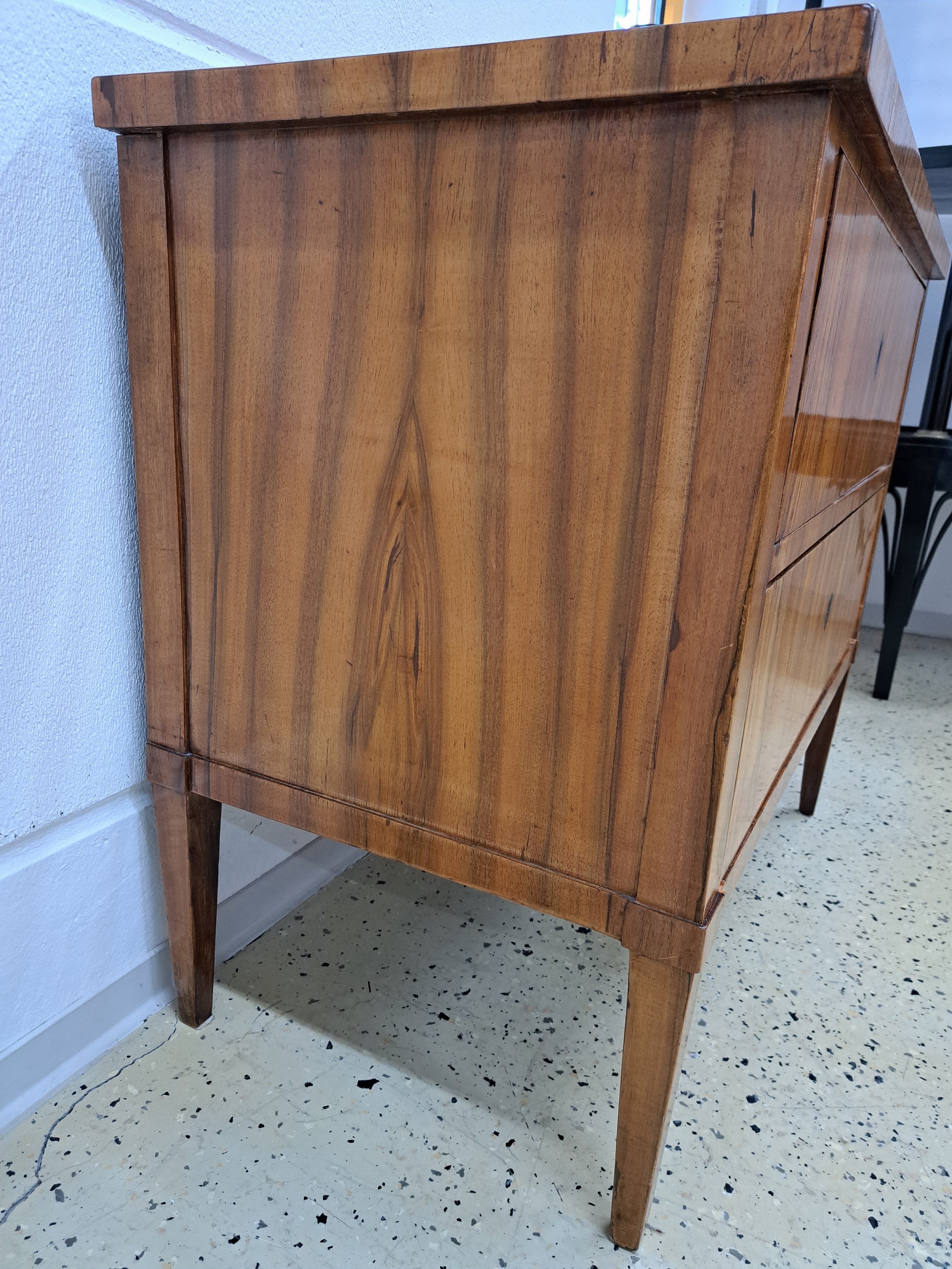 Detail d: Biedermeier Kommode, um 1820, Nußbaumfurnier, 2 Schubladen, auf spitzen Beinen, elegante Form, orig. Schlösser, 1 Schlüssel ca. 78 x 90 x 51 cm, ...