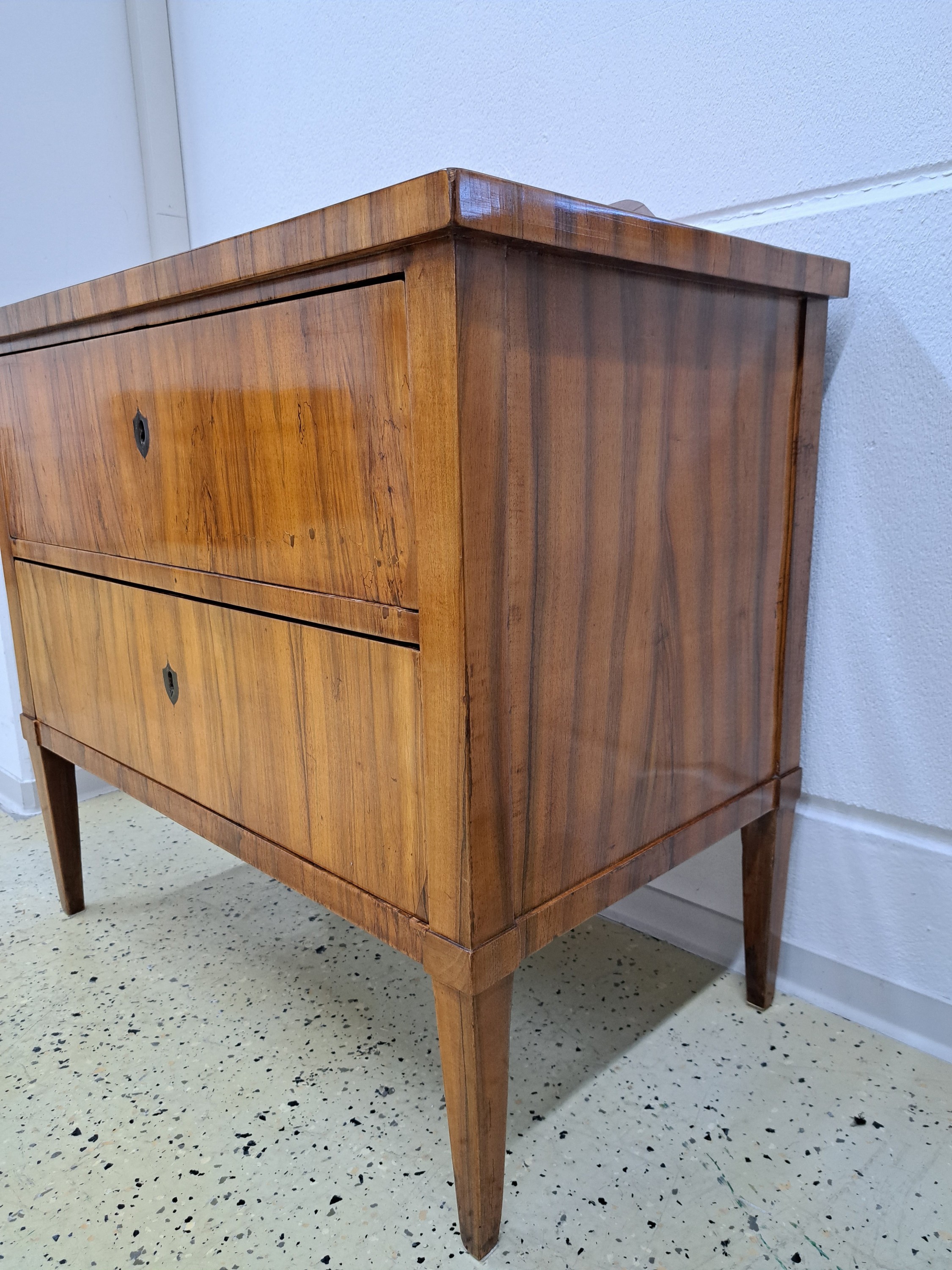 Detail e: Biedermeier Kommode, um 1820, Nußbaumfurnier, 2 Schubladen, auf spitzen Beinen, elegante Form, orig. Schlösser, 1 Schlüssel ca. 78 x 90 x 51 cm, ...