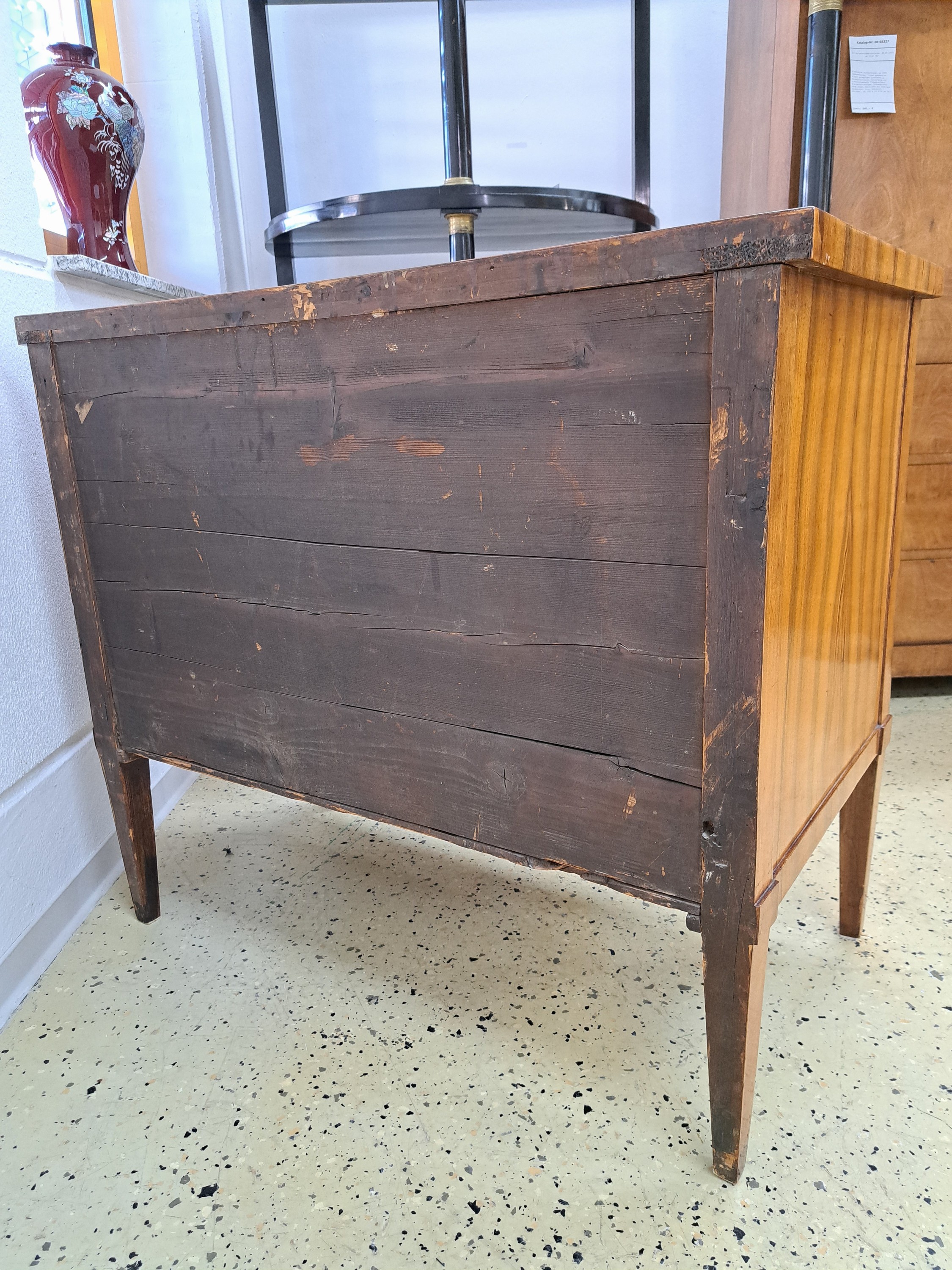Detail g: Biedermeier Kommode, um 1820, Nußbaumfurnier, 2 Schubladen, auf spitzen Beinen, elegante Form, orig. Schlösser, 1 Schlüssel ca. 78 x 90 x 51 cm, ...