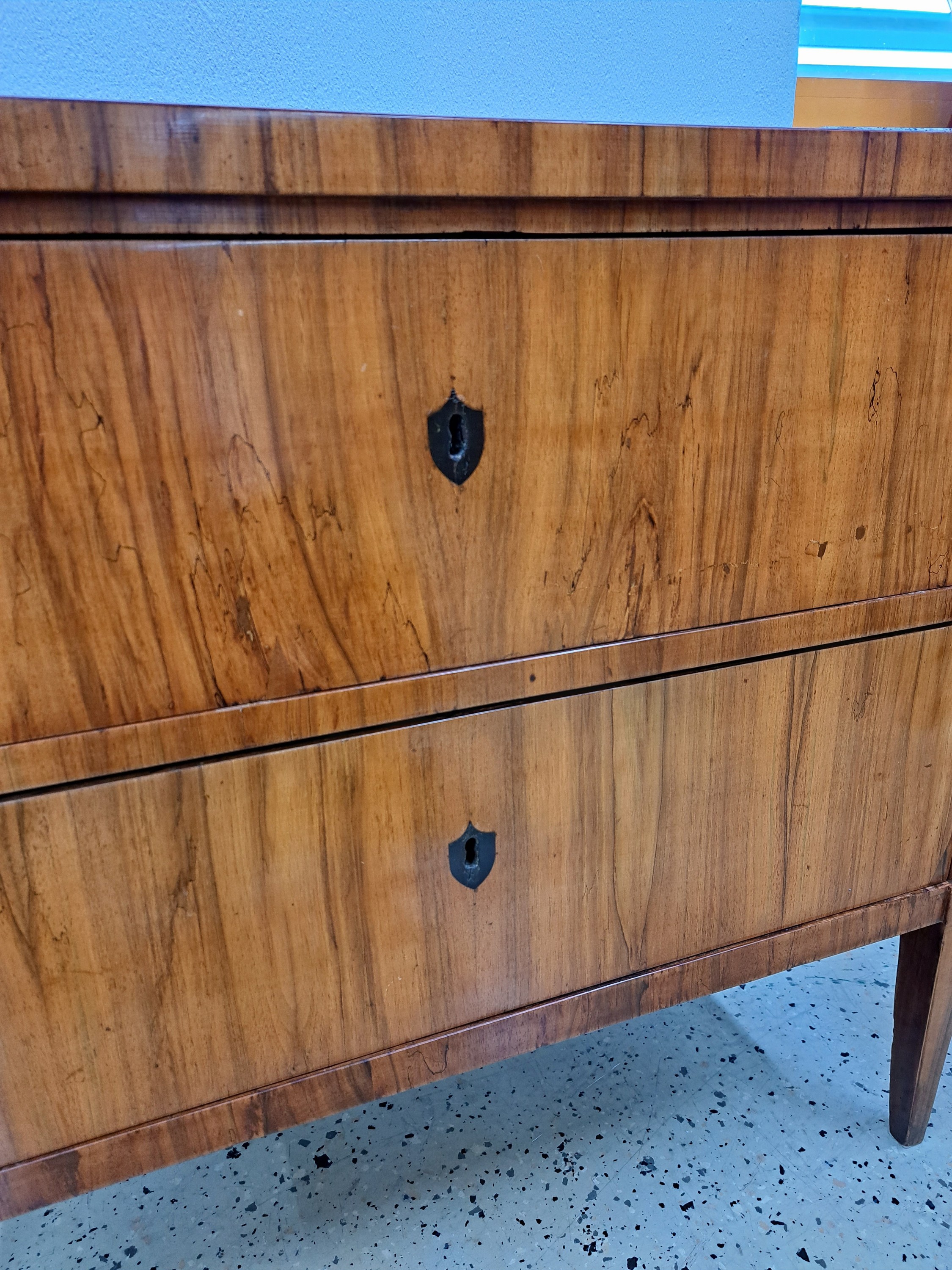Detail h: Biedermeier Kommode, um 1820, Nußbaumfurnier, 2 Schubladen, auf spitzen Beinen, elegante Form, orig. Schlösser, 1 Schlüssel ca. 78 x 90 x 51 cm, ...