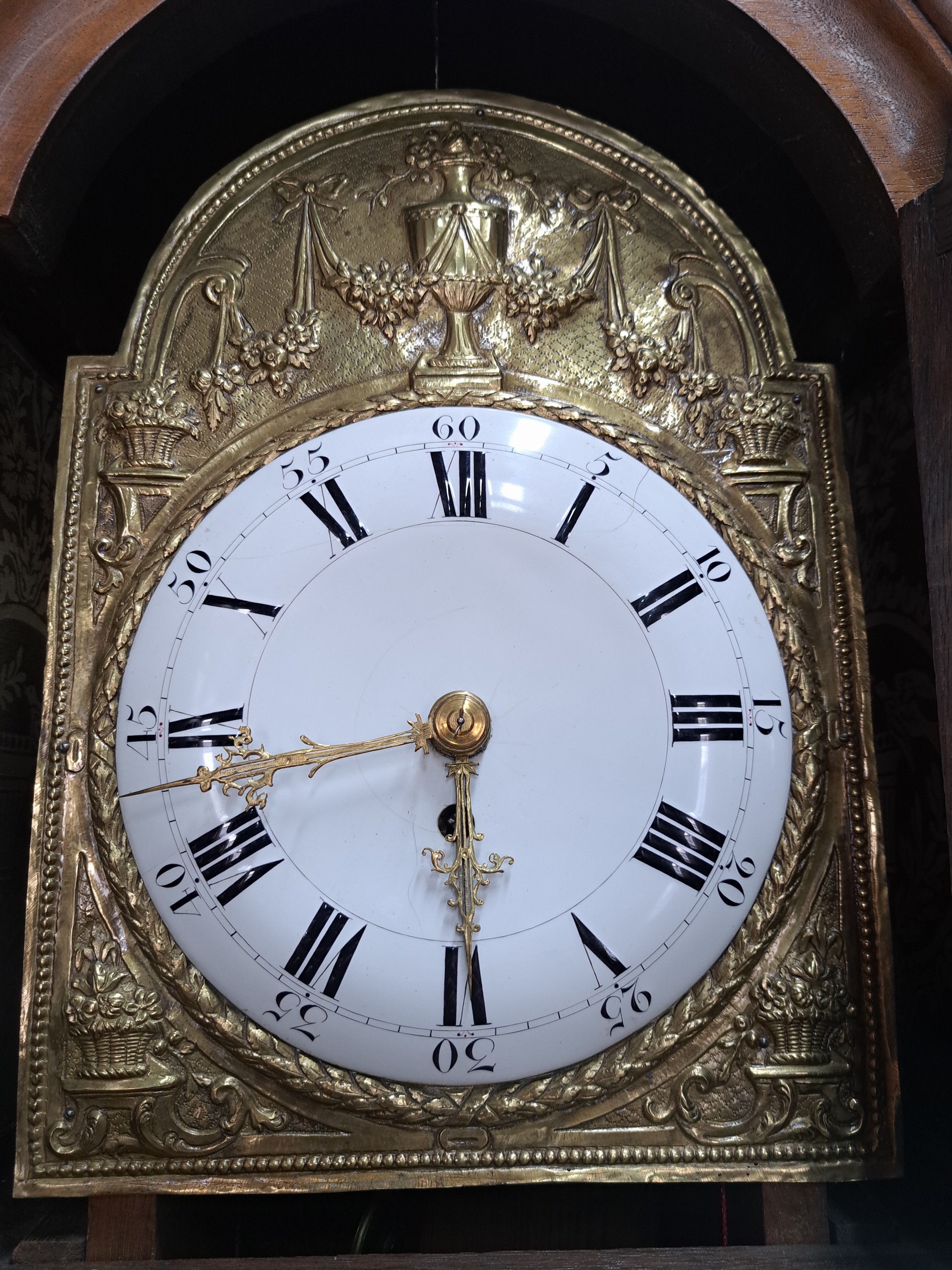 Detail a: Standuhr mit Wecker und Abrufmöglichkeit, deutsch um 1780, einteiliges Holzgehäuse, sehr schlankes Mittelteil mit Pendelausschlagsverzierungen, ...
