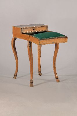 26970012a - Nähtischchen, Mitte 19.Jh., Nußbaum massiv, aufklappbare Deckplatte, mit großem ...