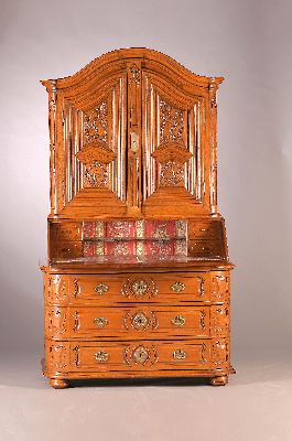 26970043a - Barock-Sekretär, um 1730/50, Kirschbaum massiv, dreischübige Kommode an den ...