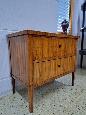 26970045c - Biedermeier Kommode, um 1820, Nußbaumfurnier, 2 Schubladen, auf spitzen Beinen, ...