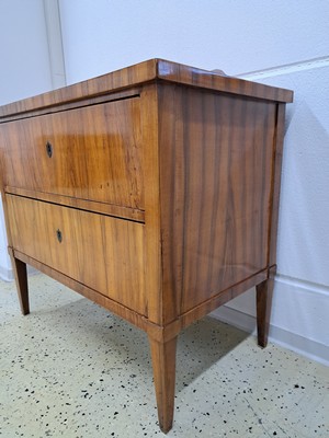 26970045e - Biedermeier Kommode, um 1820, Nußbaumfurnier, 2 Schubladen, auf spitzen Beinen, ...