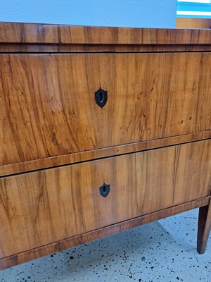 26970045h - Biedermeier Kommode, um 1820, Nußbaumfurnier, 2 Schubladen, auf spitzen Beinen, ...