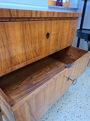 26970045i - Biedermeier Kommode, um 1820, Nußbaumfurnier, 2 Schubladen, auf spitzen Beinen, ...
