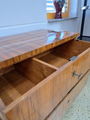 26970045j - Biedermeier Kommode, um 1820, Nußbaumfurnier, 2 Schubladen, auf spitzen Beinen, ...