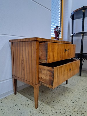 26970045k - Biedermeier Kommode, um 1820, Nußbaumfurnier, 2 Schubladen, auf spitzen Beinen, ...