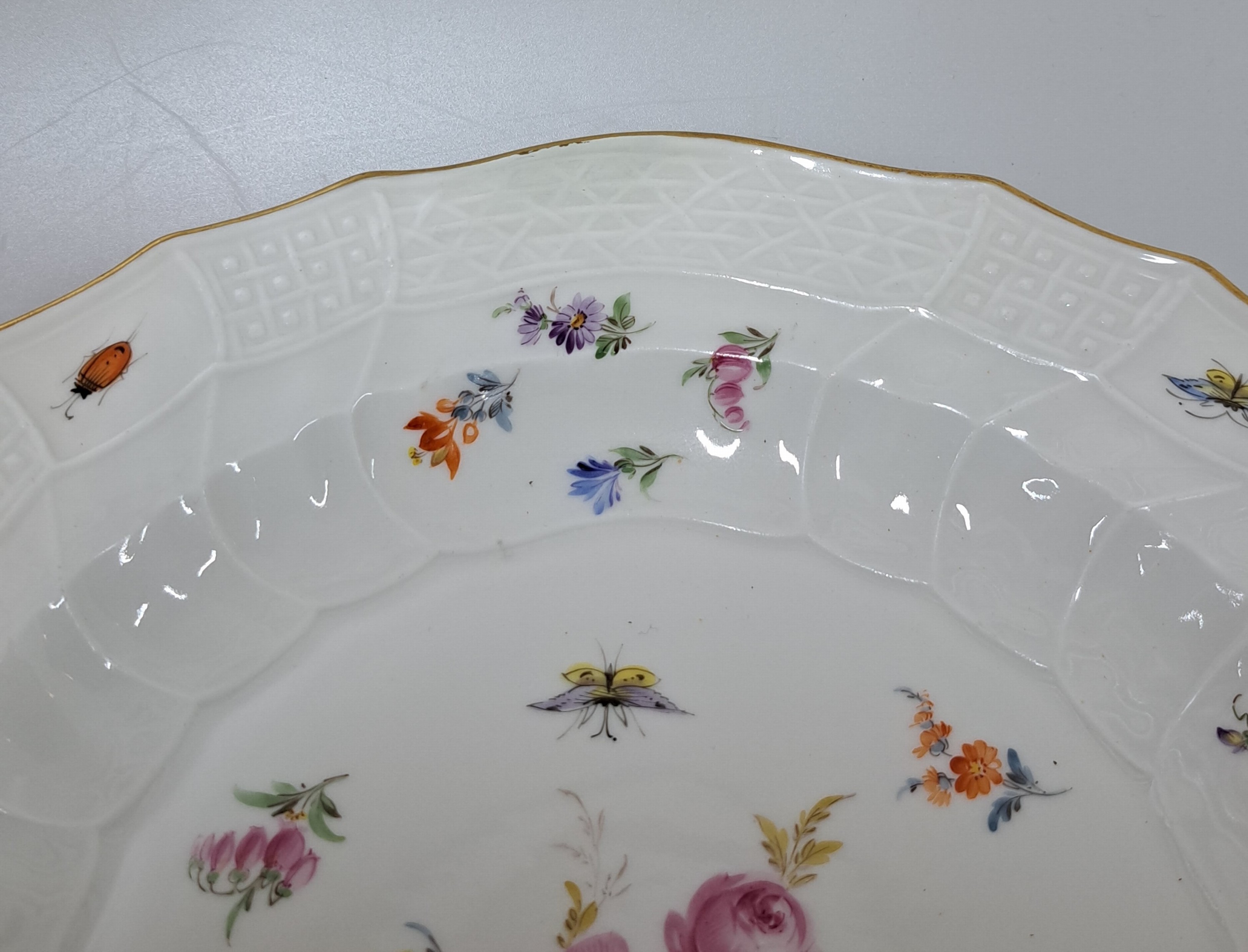 Detail a: Serviceteile, Meissen, ausgehendes 19.Jh., Neubrandenstein-Relief, Frucht- und Blumenmalerei, alte Manier mit Insekten, Goldrand, 8 Teller D. 25 cm ...