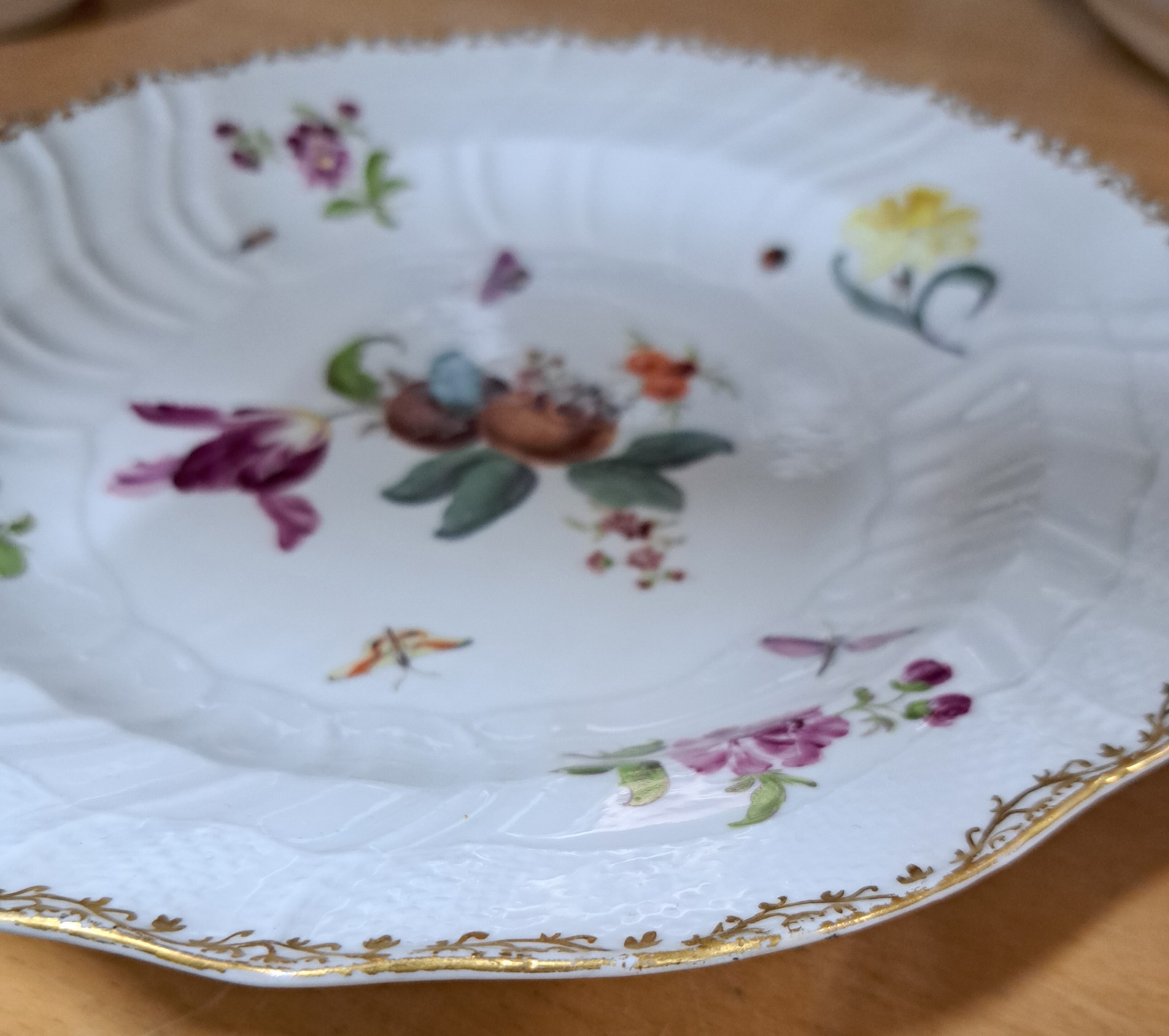 Detail b: Serviceteile, Meissen, ausgehendes 19.Jh., Neubrandenstein-Relief, Frucht- und Blumenmalerei, alte Manier mit Insekten, Goldrand, 8 Teller D. 25 cm ...