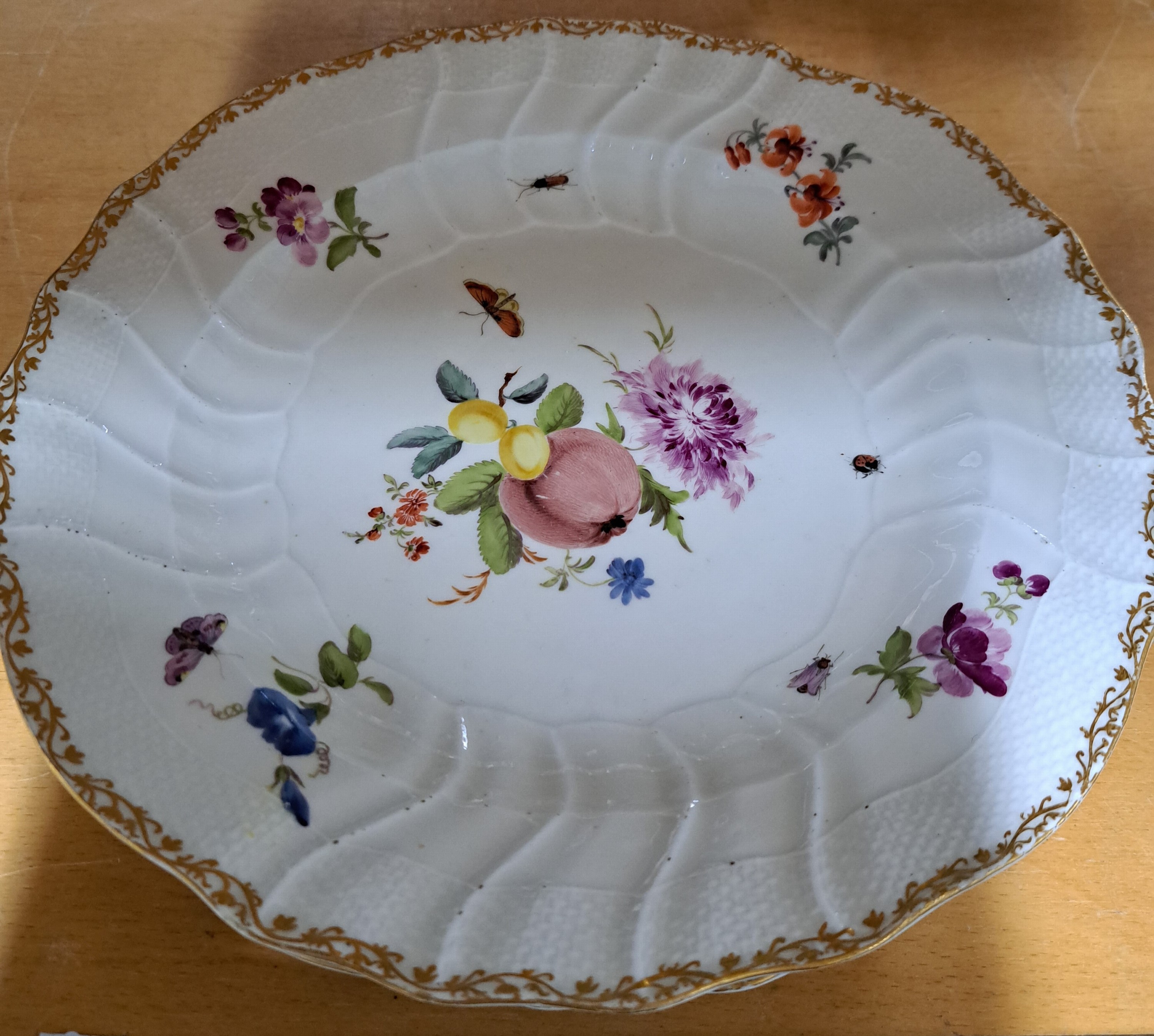 Detail c: Serviceteile, Meissen, ausgehendes 19.Jh., Neubrandenstein-Relief, Frucht- und Blumenmalerei, alte Manier mit Insekten, Goldrand, 8 Teller D. 25 cm ...