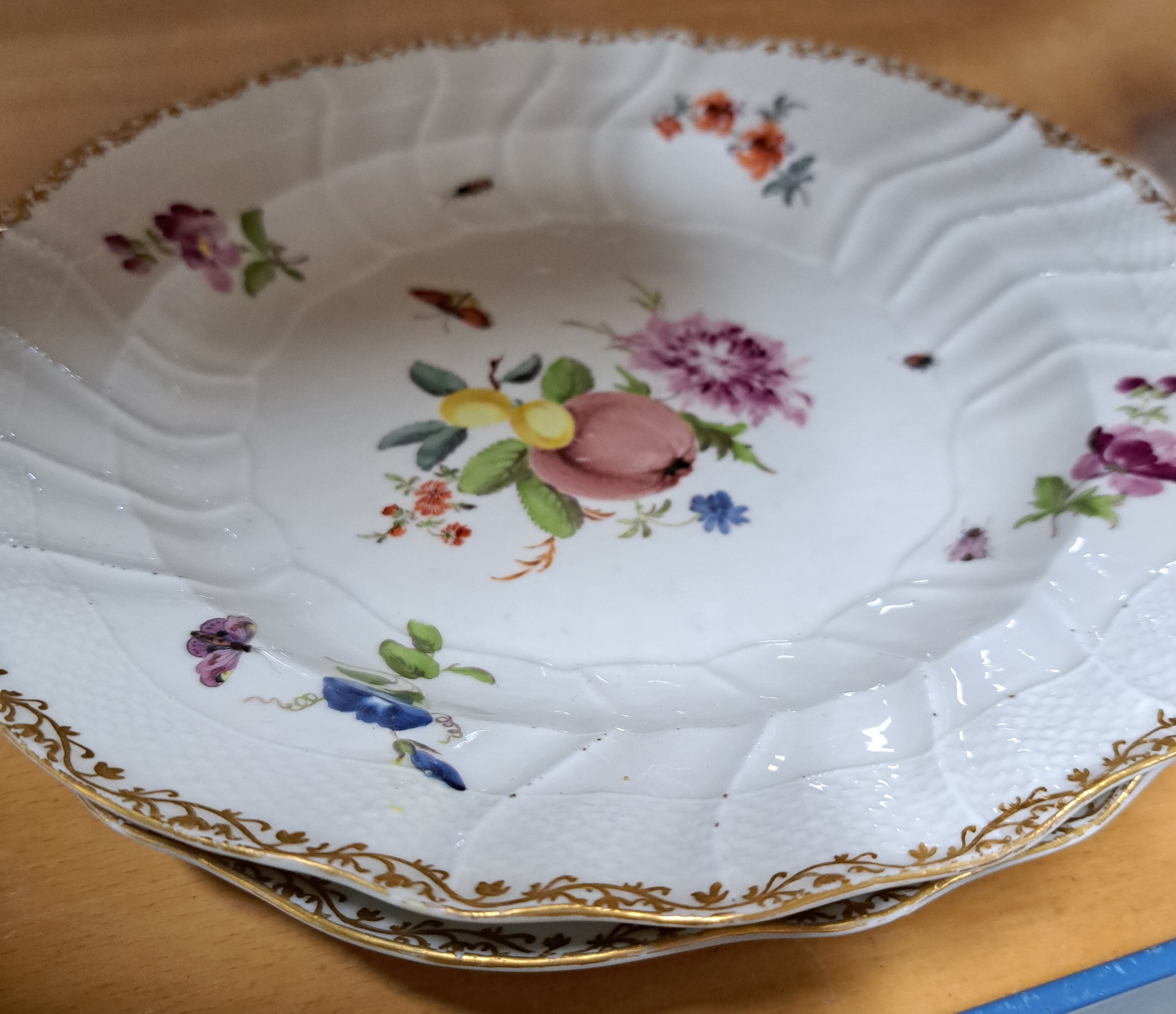 Detail d: Serviceteile, Meissen, ausgehendes 19.Jh., Neubrandenstein-Relief, Frucht- und Blumenmalerei, alte Manier mit Insekten, Goldrand, 8 Teller D. 25 cm ...