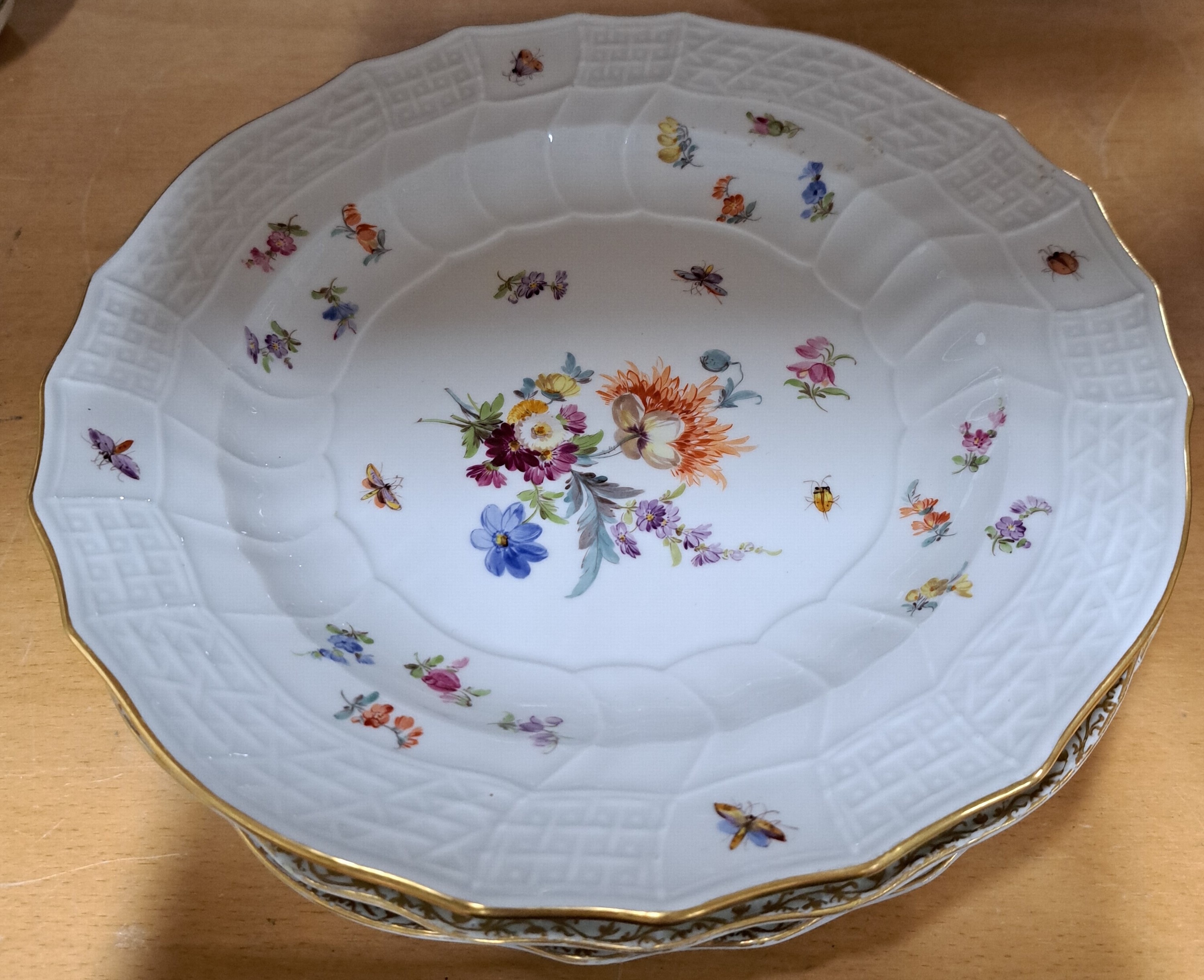 Detail e: Serviceteile, Meissen, ausgehendes 19.Jh., Neubrandenstein-Relief, Frucht- und Blumenmalerei, alte Manier mit Insekten, Goldrand, 8 Teller D. 25 cm ...