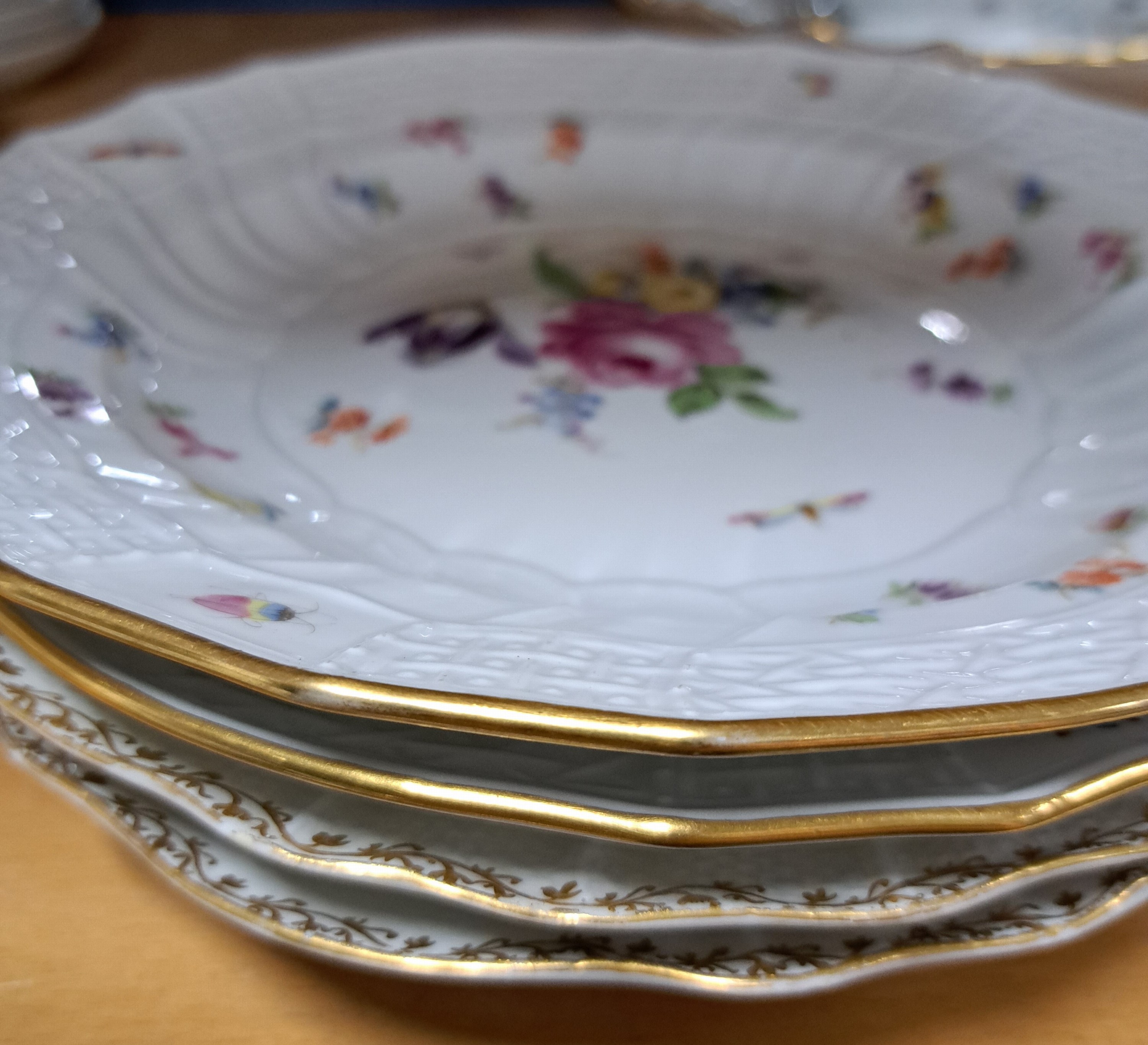 Detail f: Serviceteile, Meissen, ausgehendes 19.Jh., Neubrandenstein-Relief, Frucht- und Blumenmalerei, alte Manier mit Insekten, Goldrand, 8 Teller D. 25 cm ...