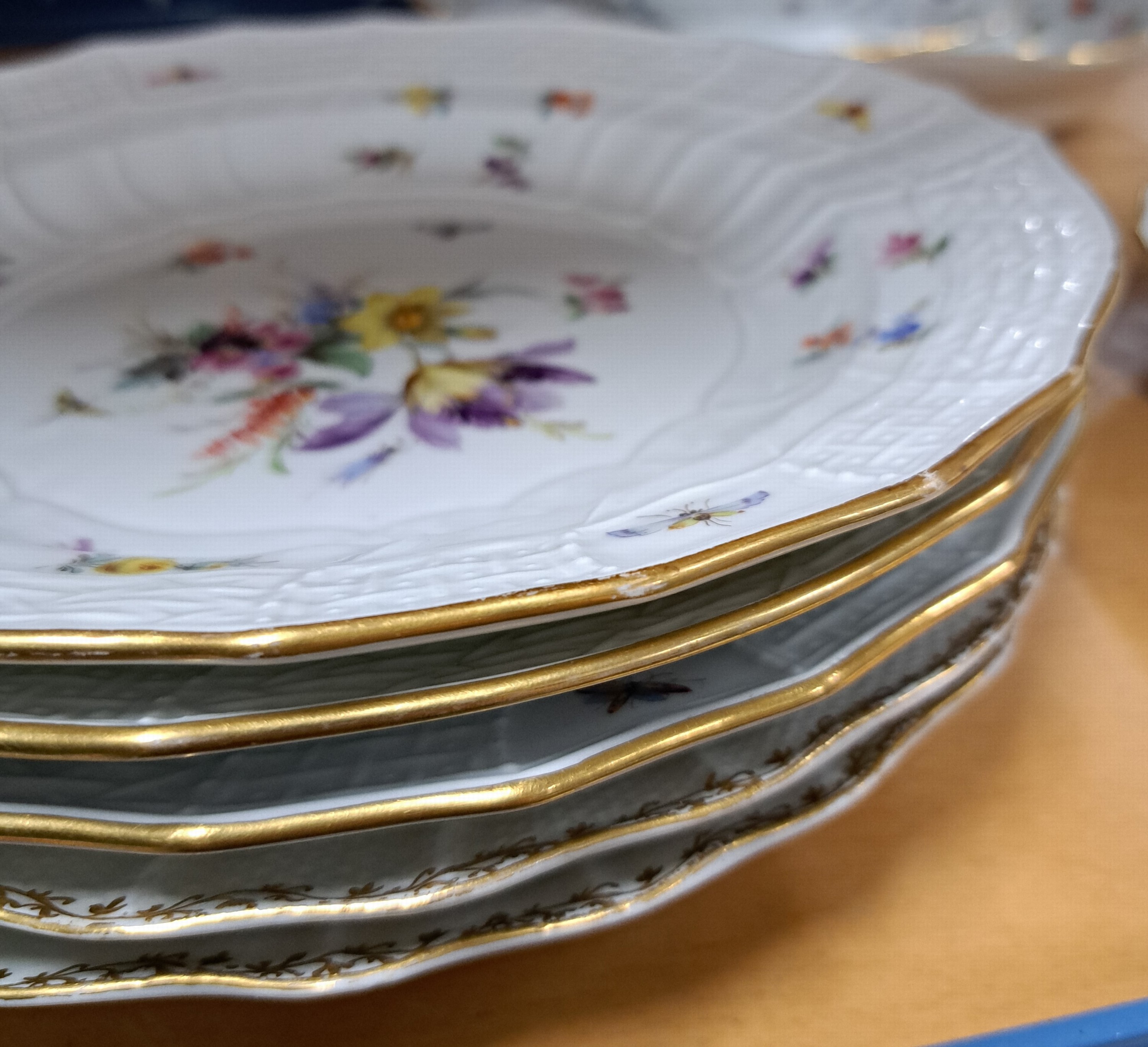 Detail g: Serviceteile, Meissen, ausgehendes 19.Jh., Neubrandenstein-Relief, Frucht- und Blumenmalerei, alte Manier mit Insekten, Goldrand, 8 Teller D. 25 cm ...