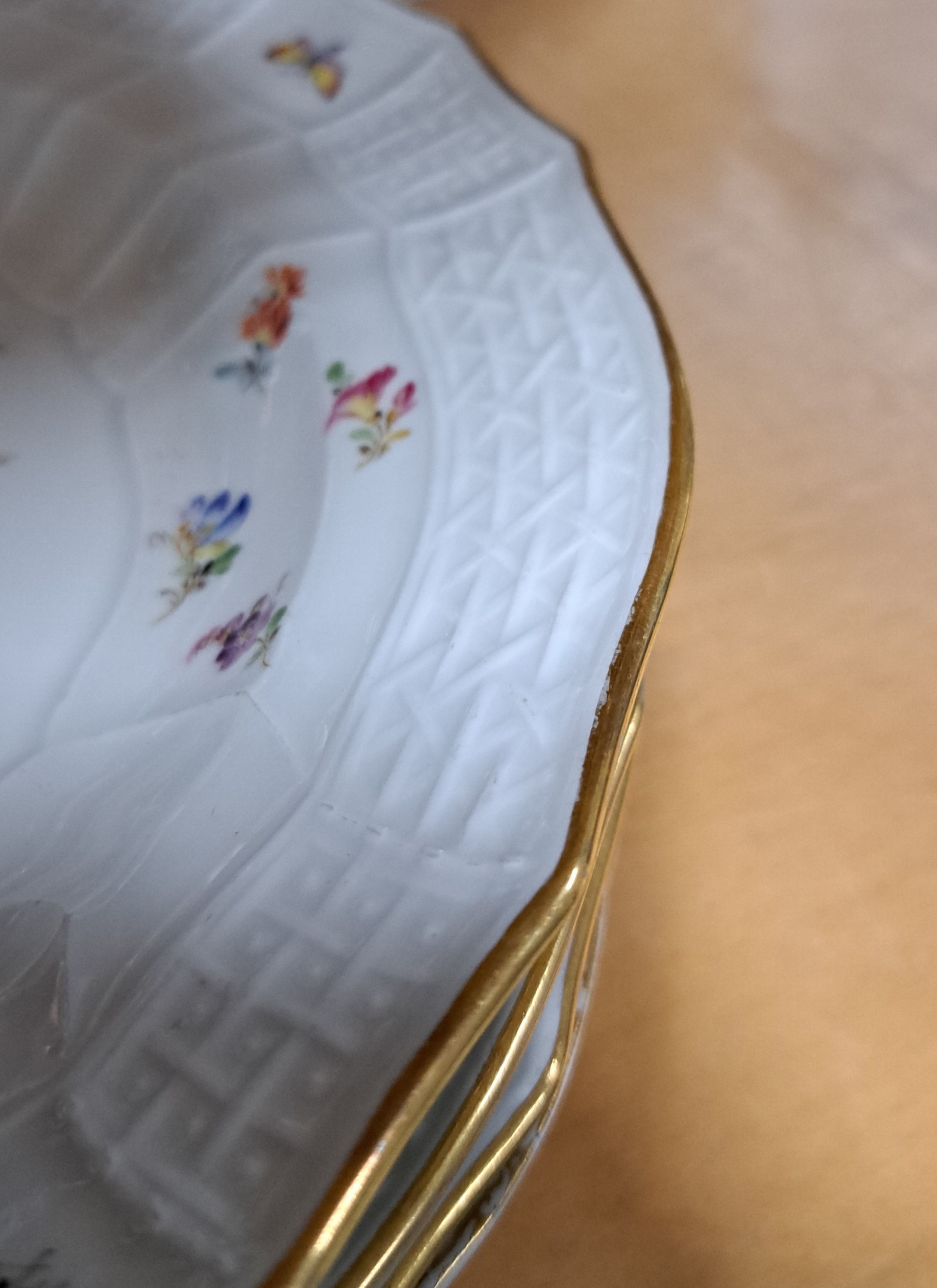 Detail h: Serviceteile, Meissen, ausgehendes 19.Jh., Neubrandenstein-Relief, Frucht- und Blumenmalerei, alte Manier mit Insekten, Goldrand, 8 Teller D. 25 cm ...