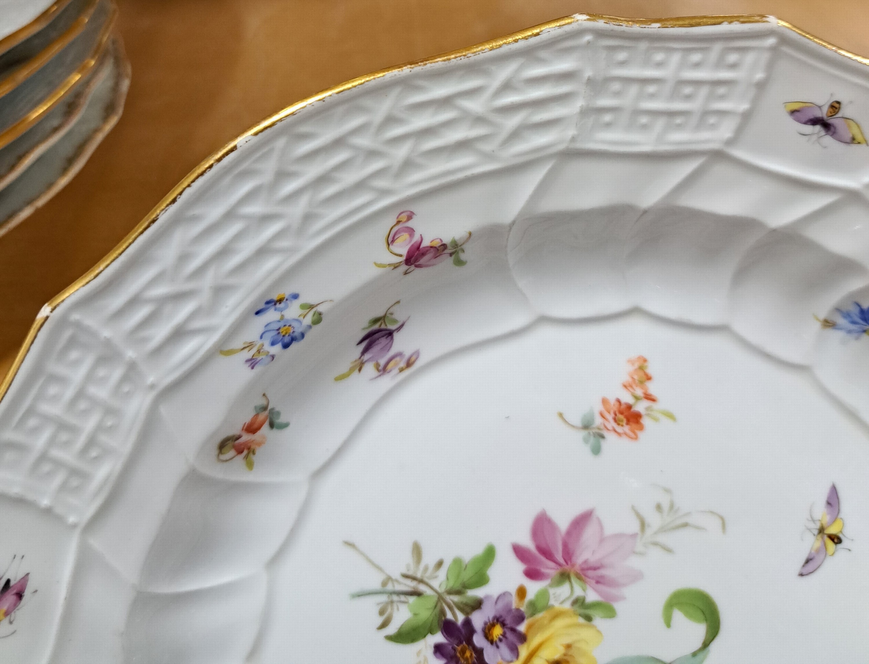 Detail i: Serviceteile, Meissen, ausgehendes 19.Jh., Neubrandenstein-Relief, Frucht- und Blumenmalerei, alte Manier mit Insekten, Goldrand, 8 Teller D. 25 cm ...