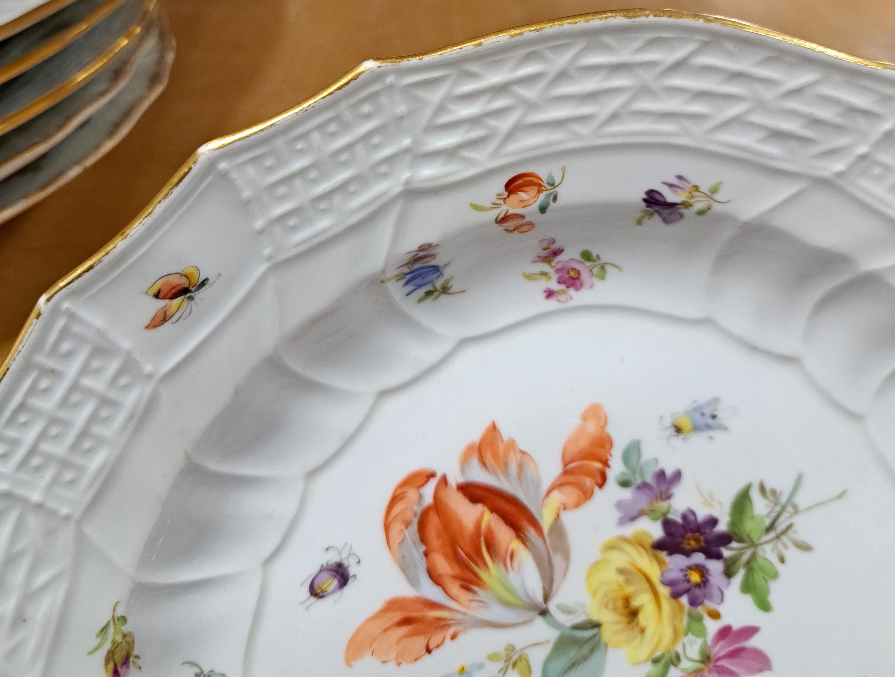 Detail j: Serviceteile, Meissen, ausgehendes 19.Jh., Neubrandenstein-Relief, Frucht- und Blumenmalerei, alte Manier mit Insekten, Goldrand, 8 Teller D. 25 cm ...