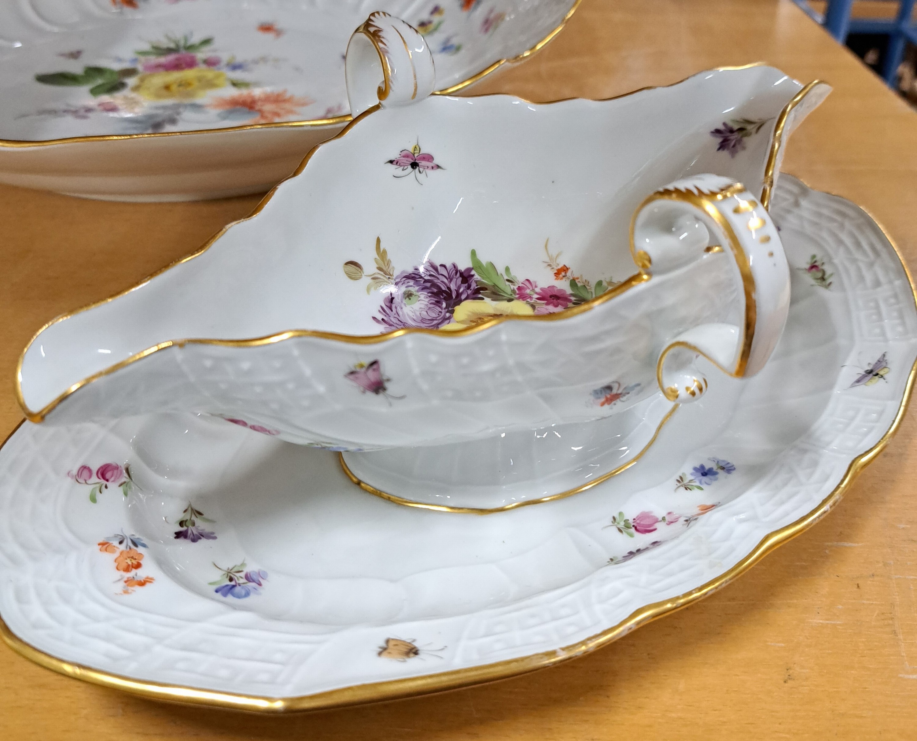 Detail m: Serviceteile, Meissen, ausgehendes 19.Jh., Neubrandenstein-Relief, Frucht- und Blumenmalerei, alte Manier mit Insekten, Goldrand, 8 Teller D. 25 cm ...