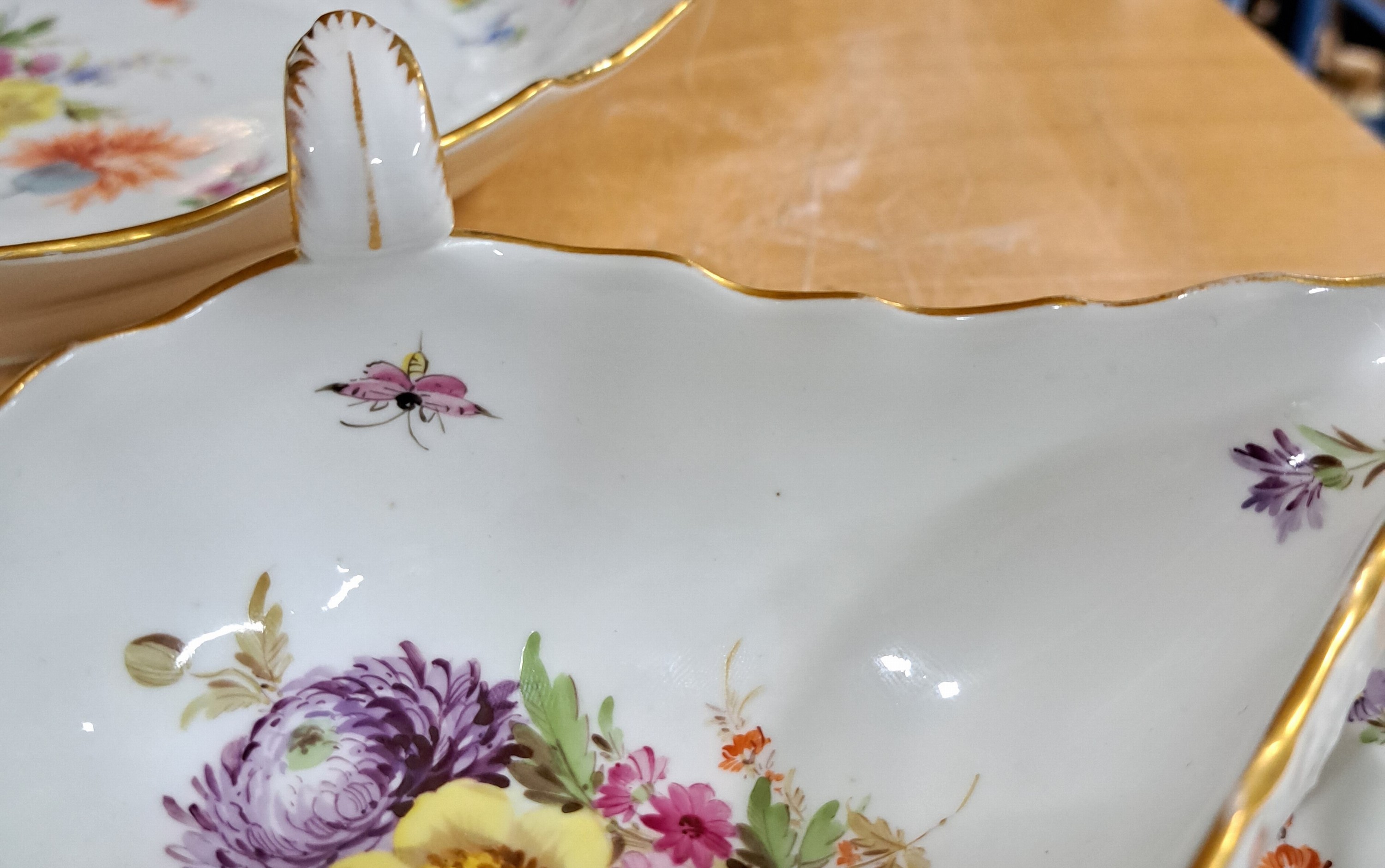 Detail o: Serviceteile, Meissen, ausgehendes 19.Jh., Neubrandenstein-Relief, Frucht- und Blumenmalerei, alte Manier mit Insekten, Goldrand, 8 Teller D. 25 cm ...