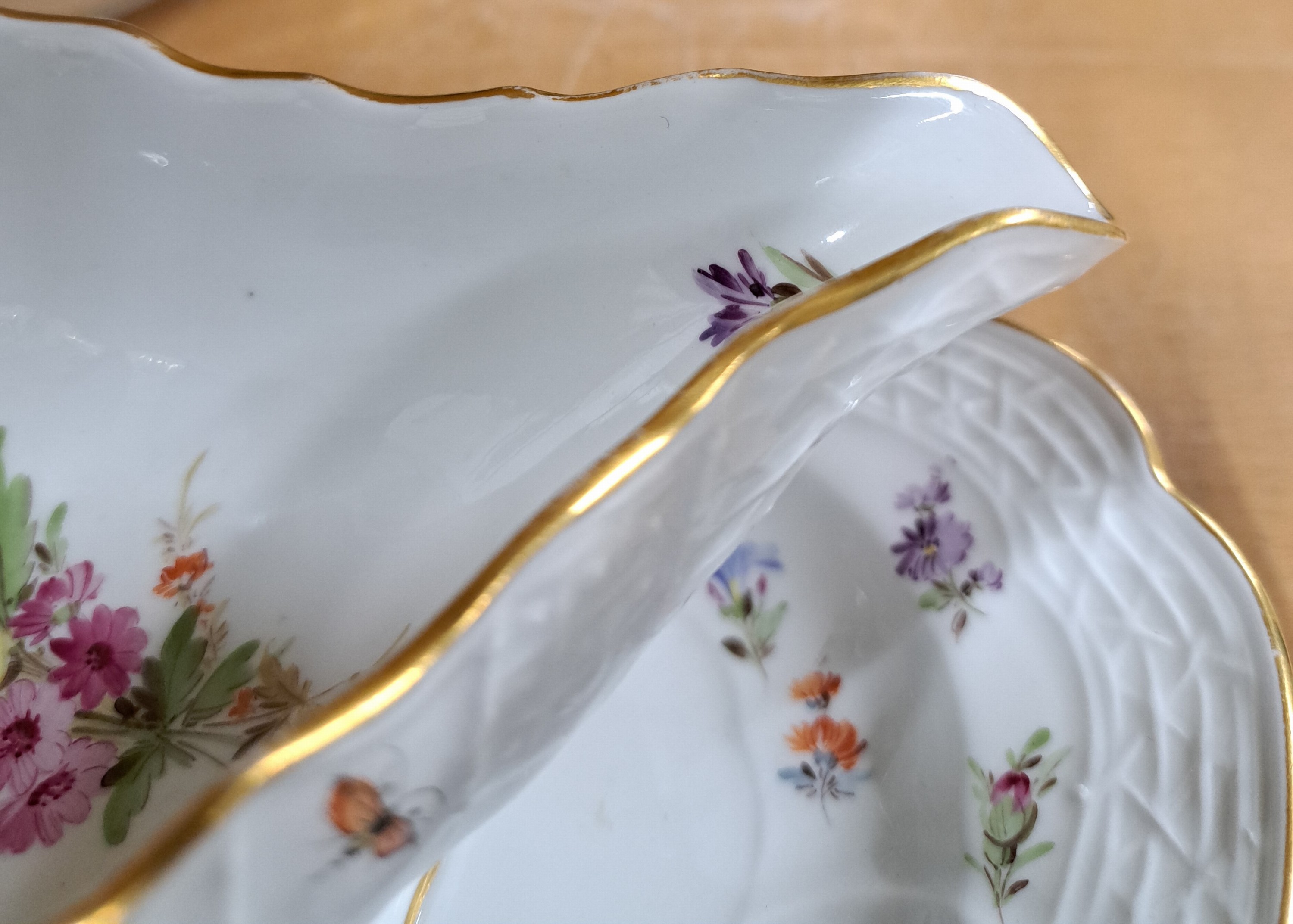 Detail p: Serviceteile, Meissen, ausgehendes 19.Jh., Neubrandenstein-Relief, Frucht- und Blumenmalerei, alte Manier mit Insekten, Goldrand, 8 Teller D. 25 cm ...