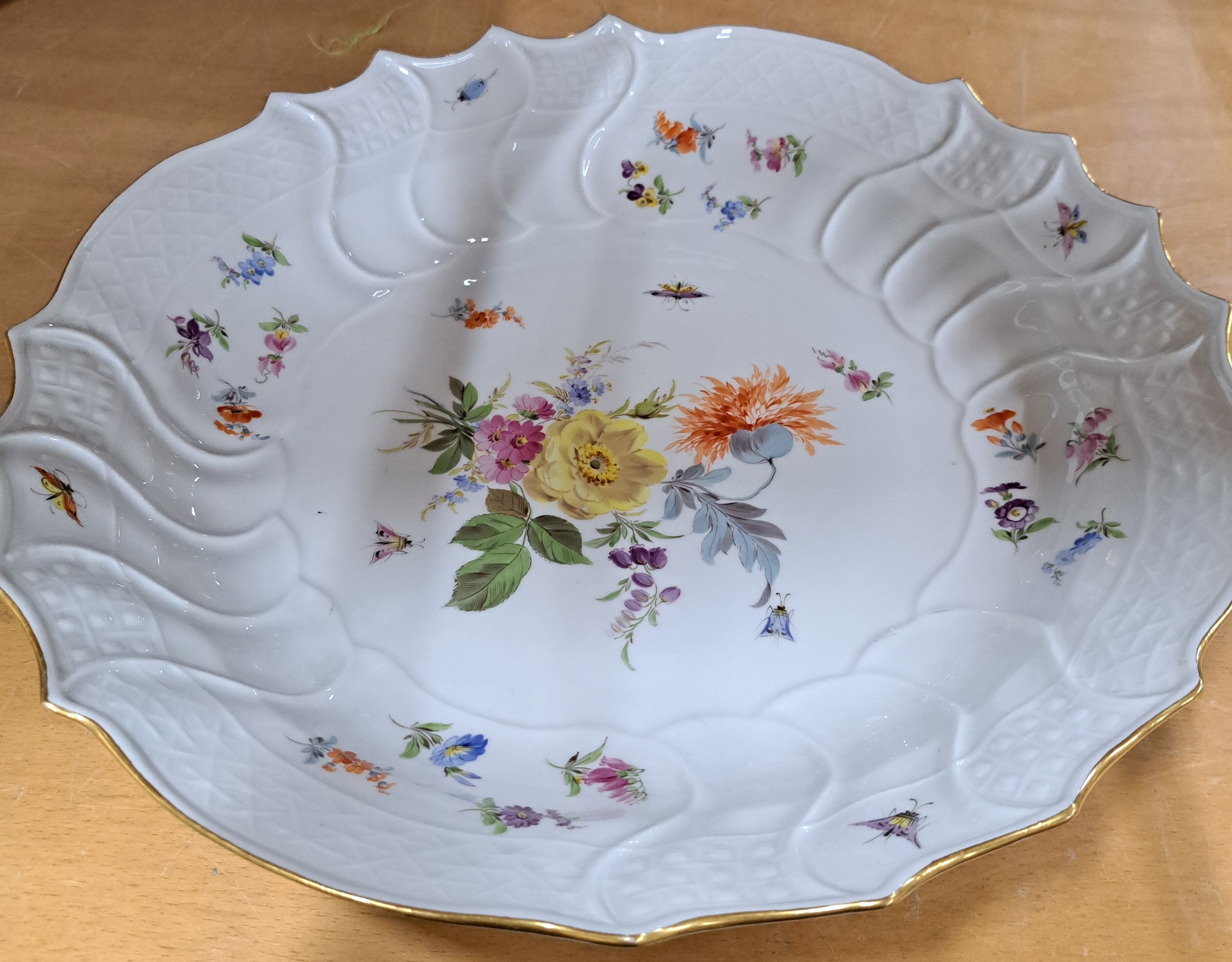 Detail q: Serviceteile, Meissen, ausgehendes 19.Jh., Neubrandenstein-Relief, Frucht- und Blumenmalerei, alte Manier mit Insekten, Goldrand, 8 Teller D. 25 cm ...