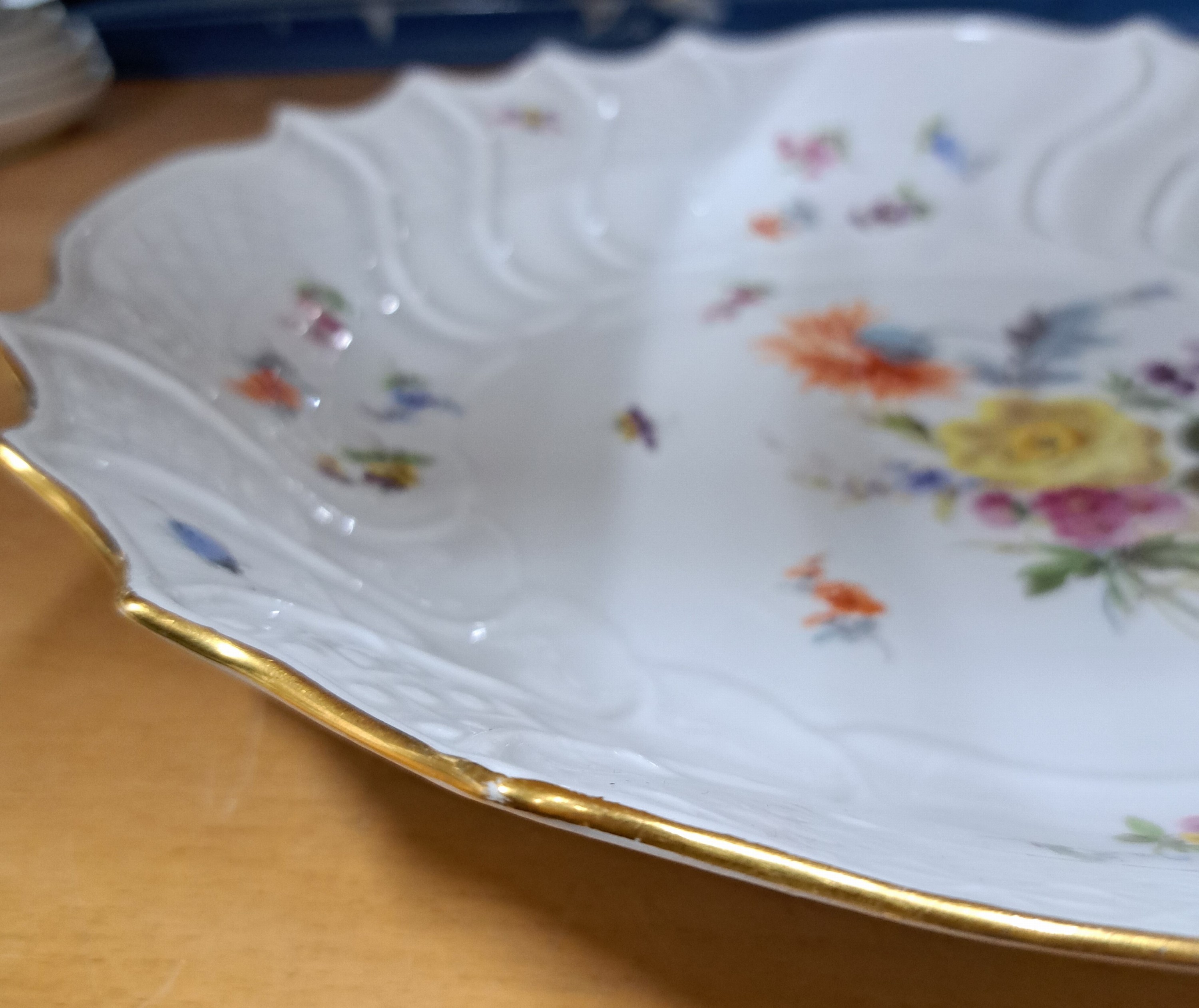 Detail r: Serviceteile, Meissen, ausgehendes 19.Jh., Neubrandenstein-Relief, Frucht- und Blumenmalerei, alte Manier mit Insekten, Goldrand, 8 Teller D. 25 cm ...
