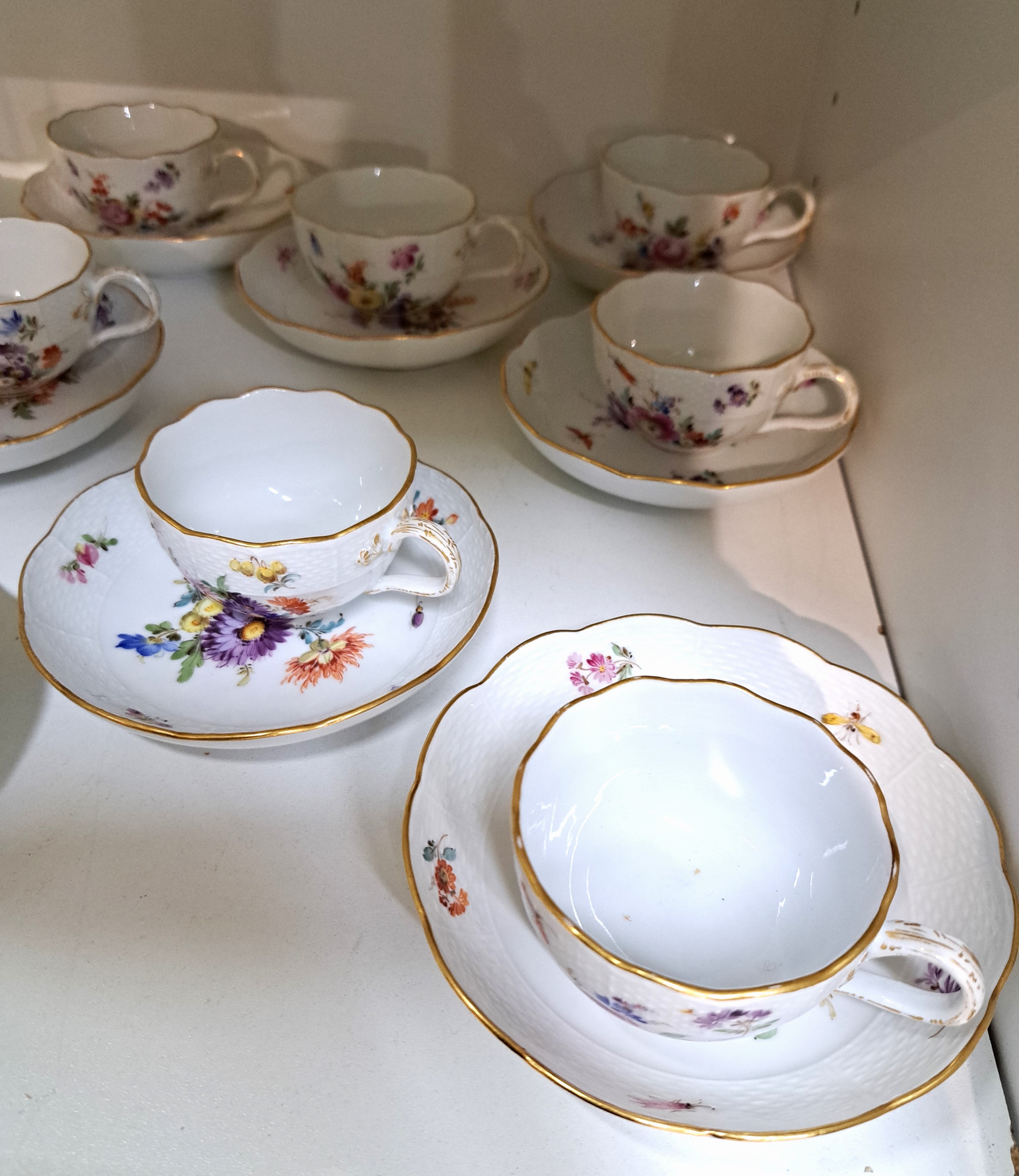 Detail a: 9 Mokkatassen mit UT, Meissen, um 1900, Form Neuer Ausschnitt, Blumenmalerei alte Manier mit Insekten, Goldrand,Knauf Schwertermarke, Alterssp.