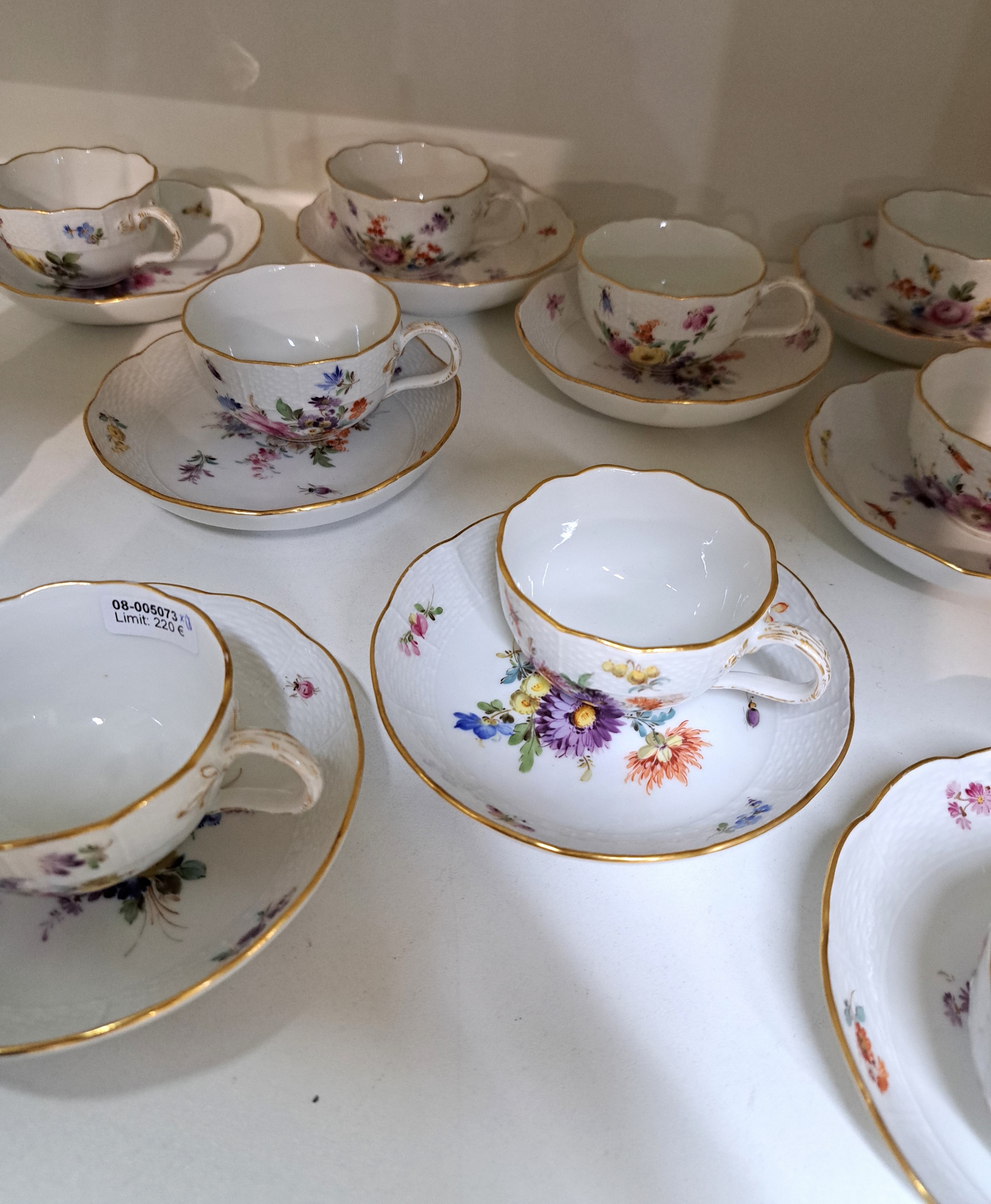 Detail b: 9 Mokkatassen mit UT, Meissen, um 1900, Form Neuer Ausschnitt, Blumenmalerei alte Manier mit Insekten, Goldrand,Knauf Schwertermarke, Alterssp.