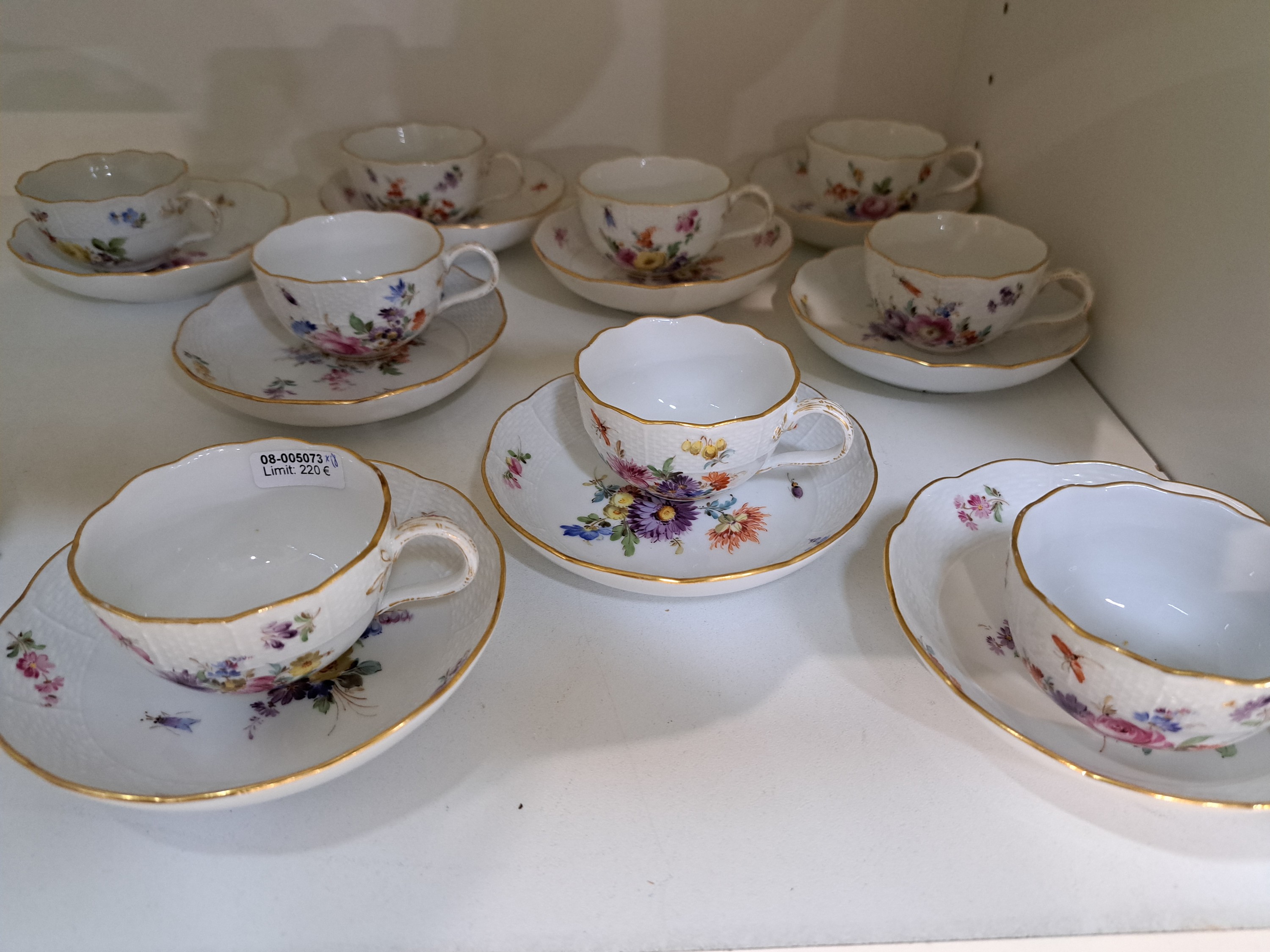 Detail d: 9 Mokkatassen mit UT, Meissen, um 1900, Form Neuer Ausschnitt, Blumenmalerei alte Manier mit Insekten, Goldrand,Knauf Schwertermarke, Alterssp.