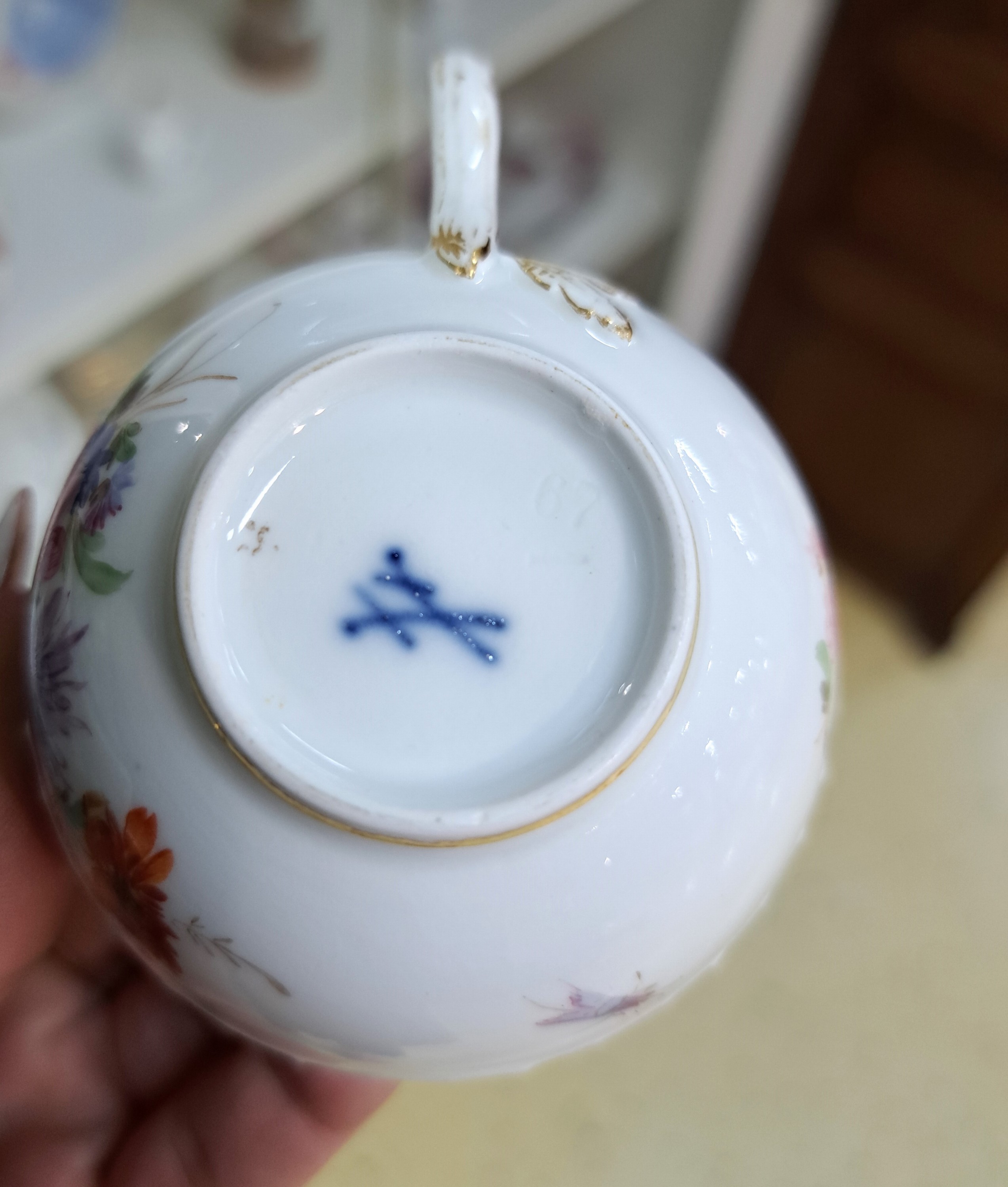 Detail e: 9 Mokkatassen mit UT, Meissen, um 1900, Form Neuer Ausschnitt, Blumenmalerei alte Manier mit Insekten, Goldrand,Knauf Schwertermarke, Alterssp.