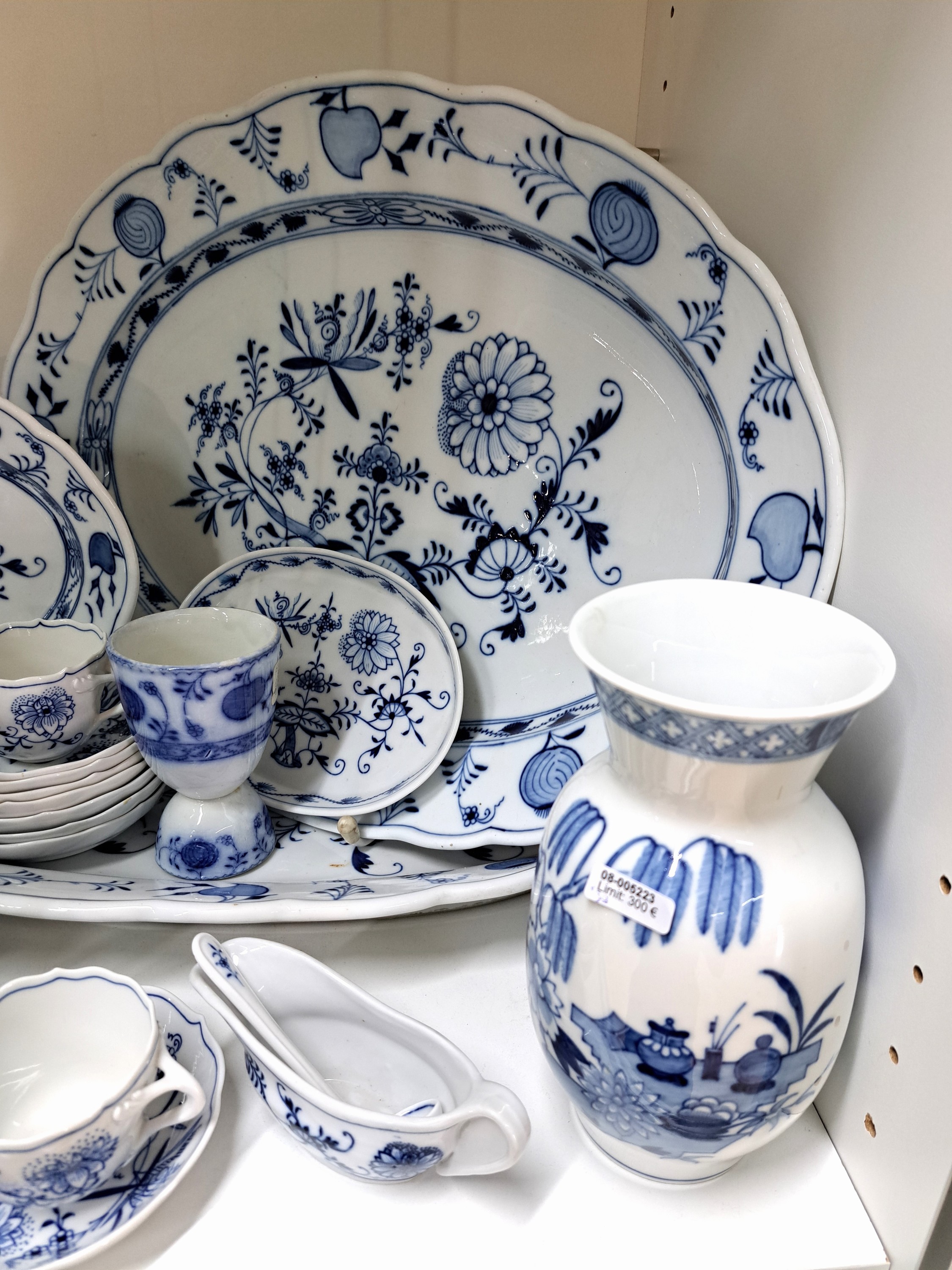 Detail a: Serviceteile, Meissen und Stadt Meissen bzw. C. Teichert, vor 1930, Zwiebelmuster, Porzellan,Meissen: 9 Mokkatassen mit UT (2 .Wahl), Mokkakanne, ...
