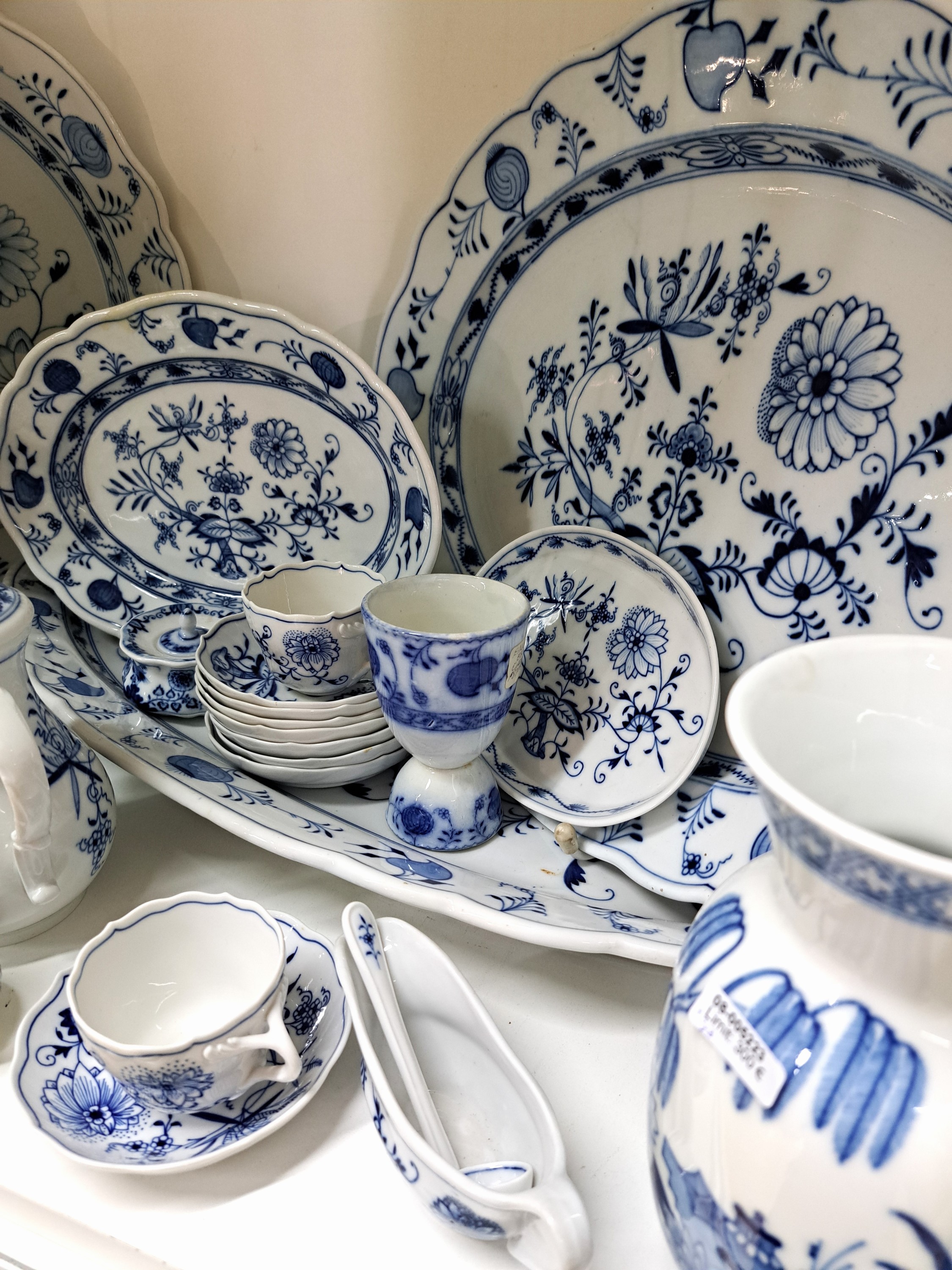 Detail b: Serviceteile, Meissen und Stadt Meissen bzw. C. Teichert, vor 1930, Zwiebelmuster, Porzellan,Meissen: 9 Mokkatassen mit UT (2 .Wahl), Mokkakanne, ...